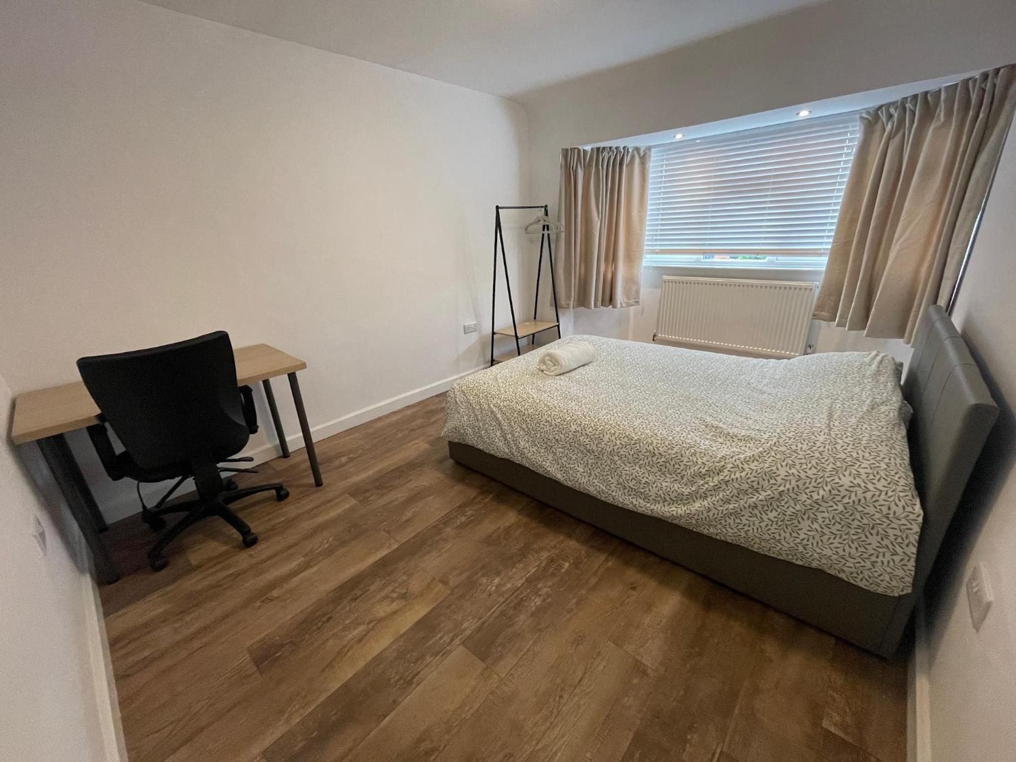 6 Bedroom Home, FREE Parking & Wi-Fi Garden
