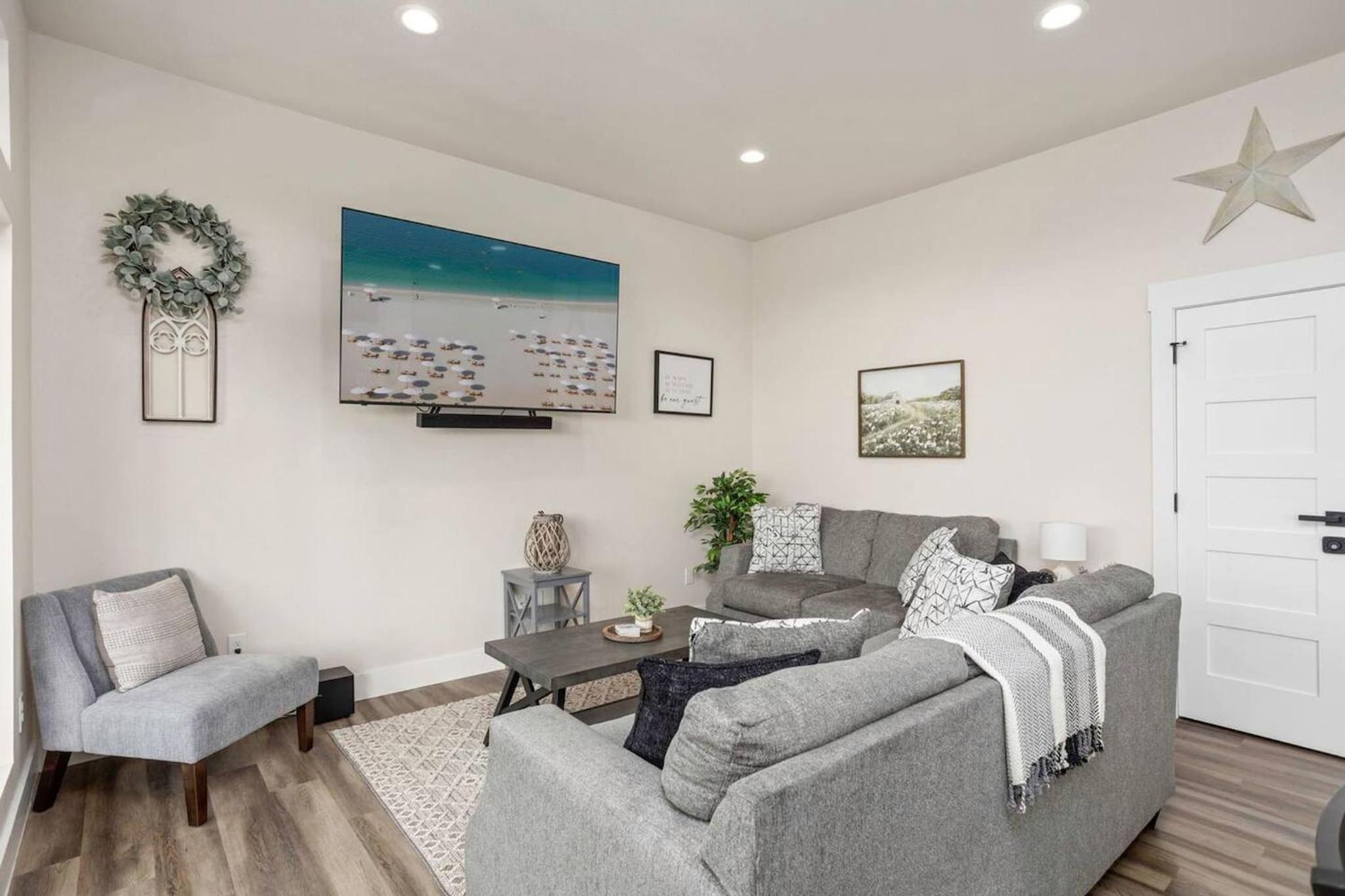 Riverside Luxury A/B, Sleeps 12!