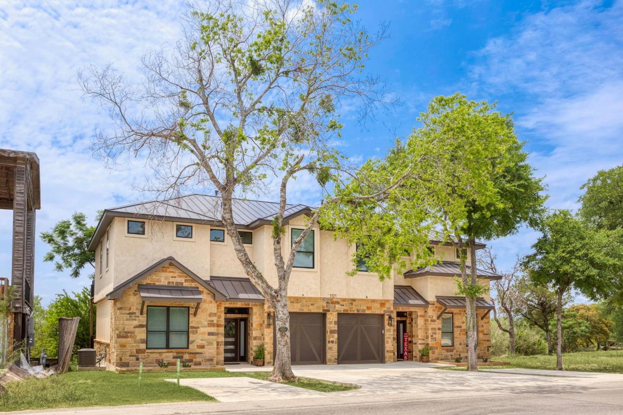 Riverside Luxury A/B, Sleeps 12!