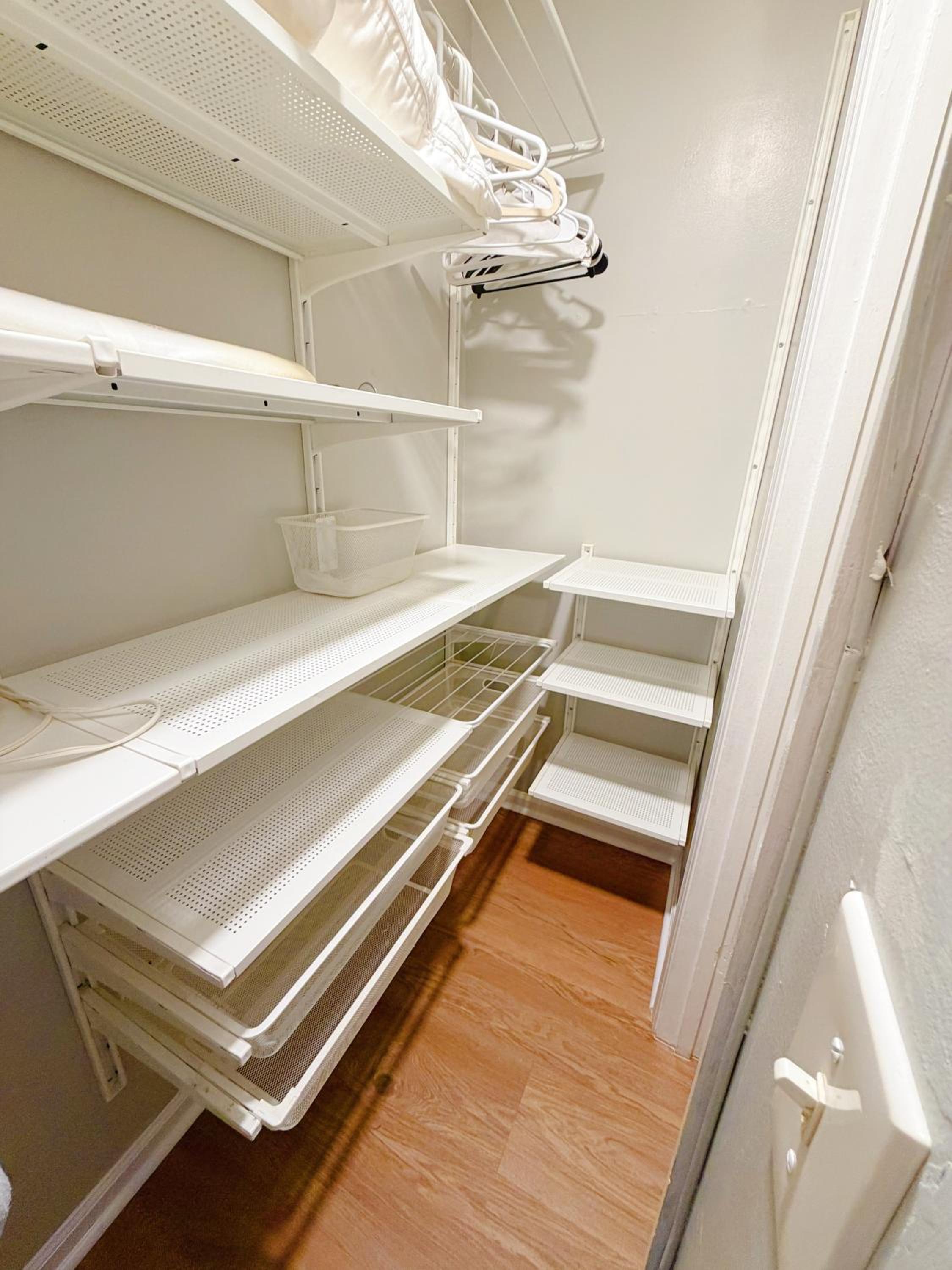 2 Bedrooms Private Kitchen Livingroom Robinwood Condo Suite