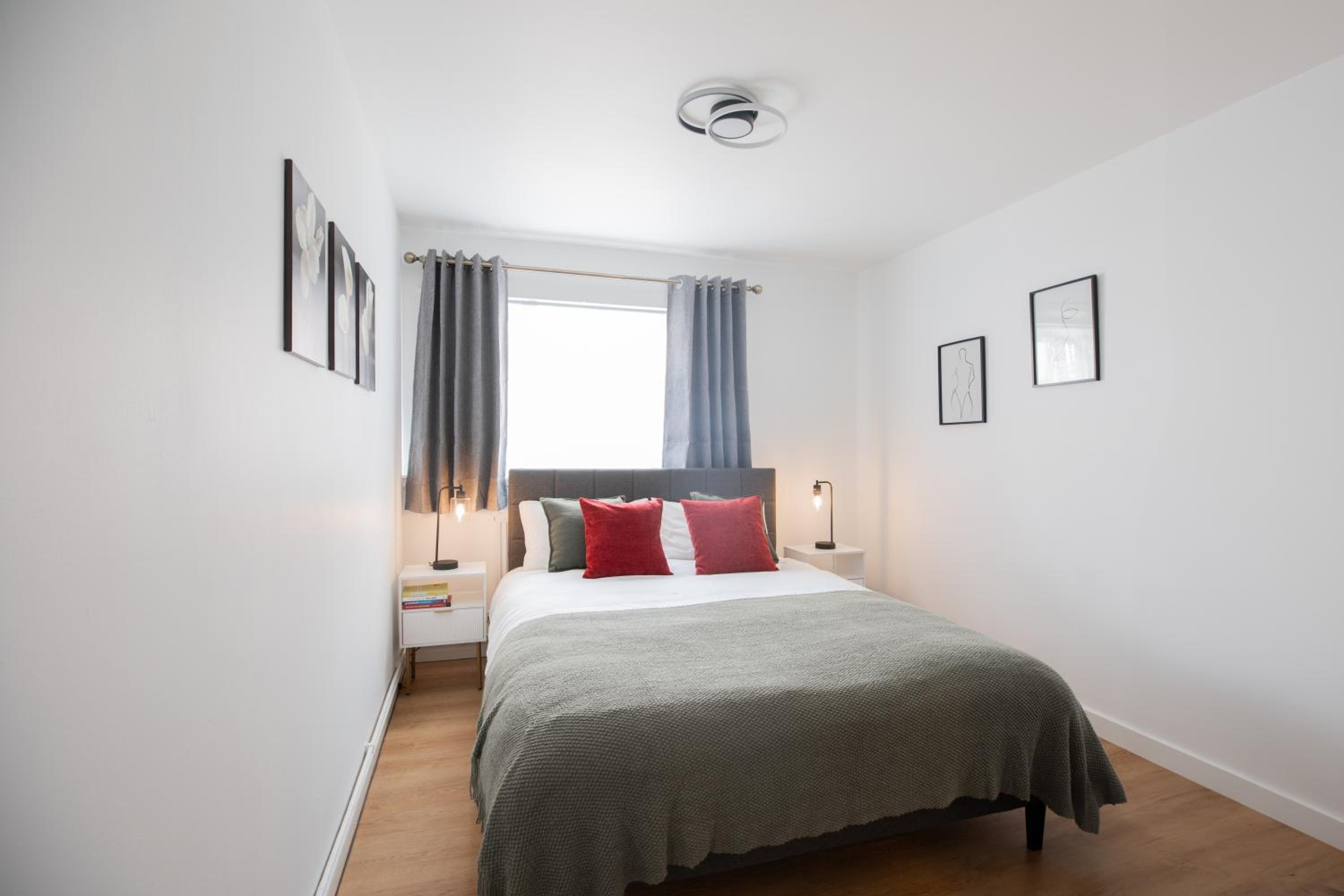 Bright & Modern Apartment, Central Location, Free Parking & Fast Wi Fi