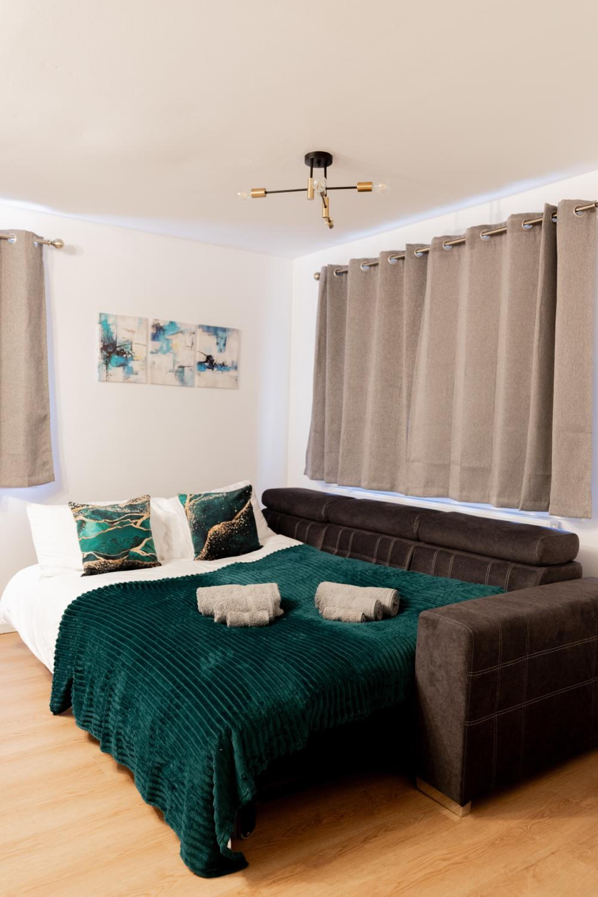 Bright & Modern Apartment, Central Location, Free Parking & Fast Wi Fi