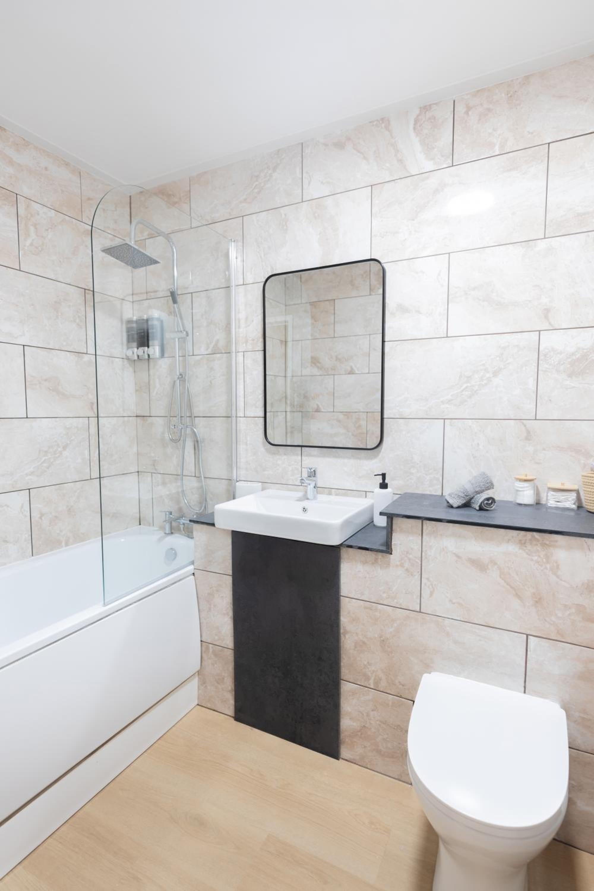 Bright & Modern Apartment, Central Location, Free Parking & Fast Wi Fi