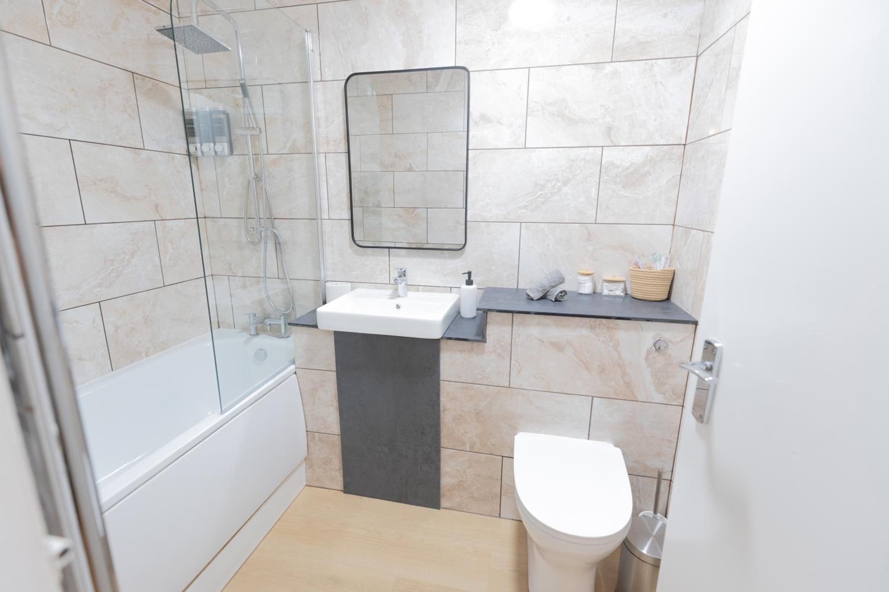 Bright & Modern Apartment, Central Location, Free Parking & Fast Wi Fi