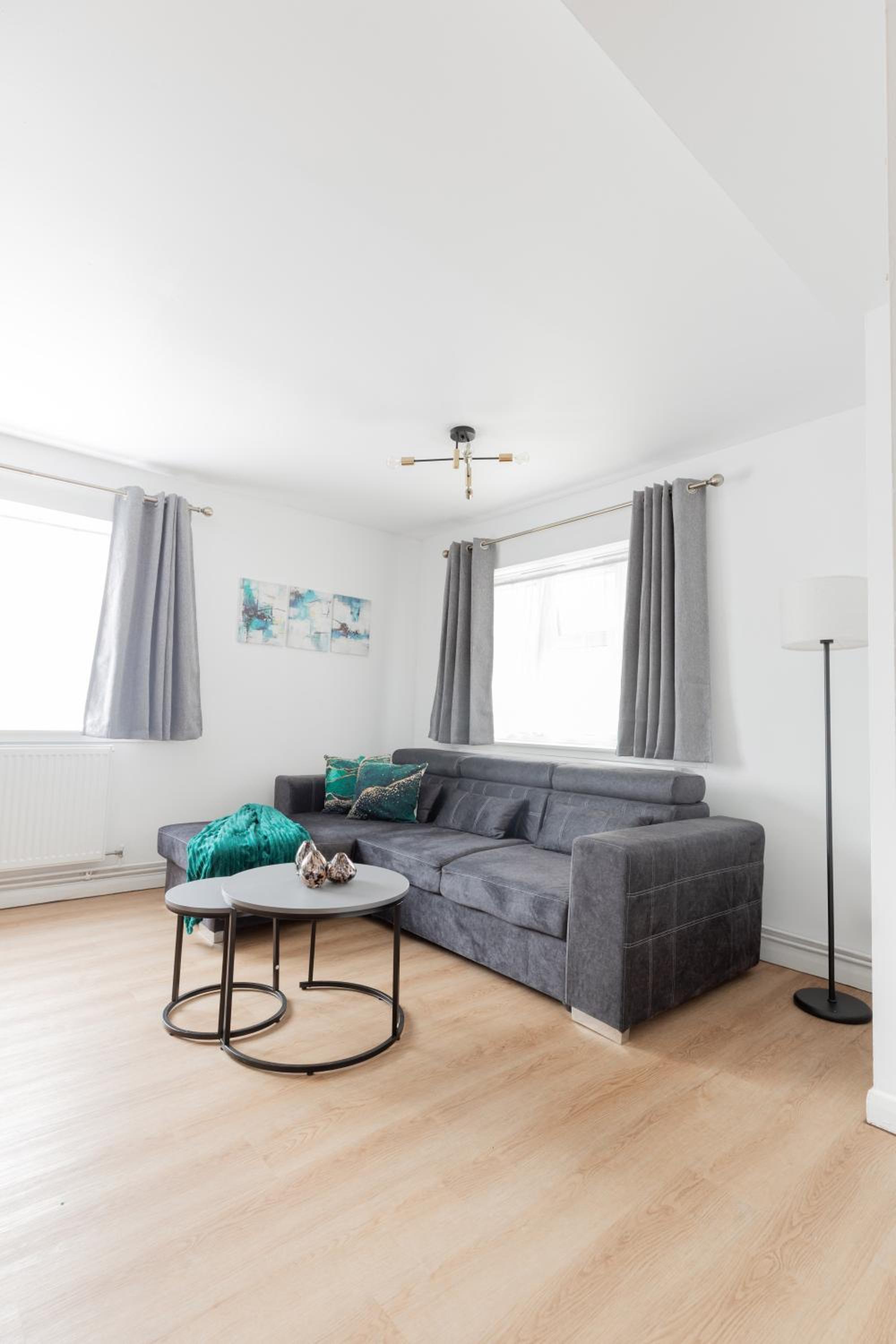 Bright & Modern Apartment, Central Location, Free Parking & Fast Wi Fi