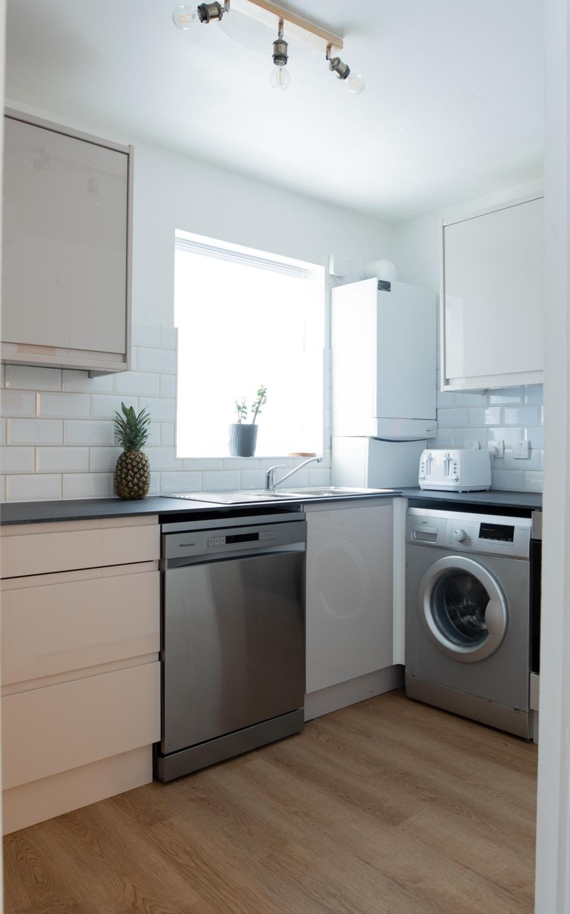 Bright & Modern Apartment, Central Location, Free Parking & Fast Wi Fi