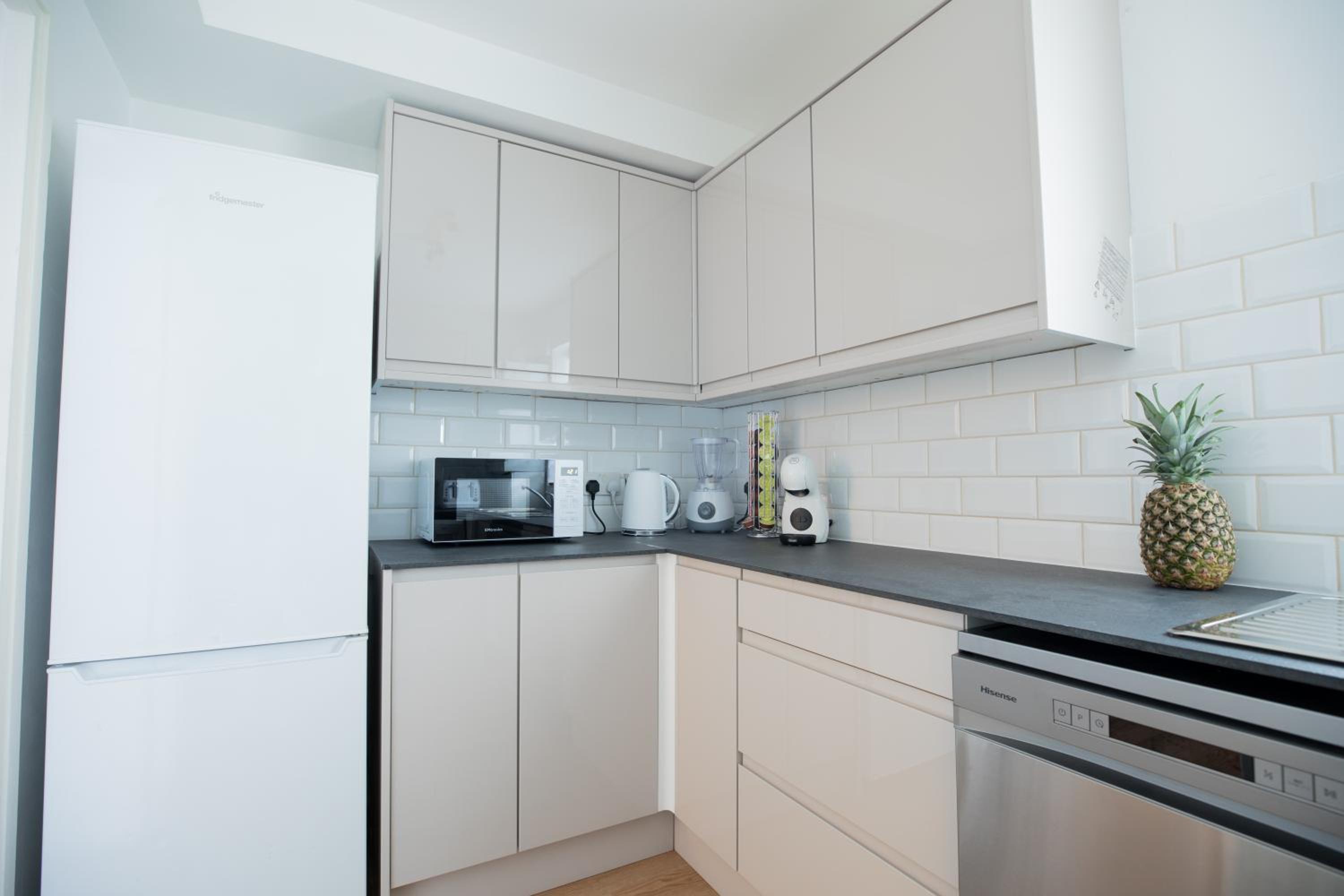 Bright & Modern Apartment, Central Location, Free Parking & Fast Wi Fi
