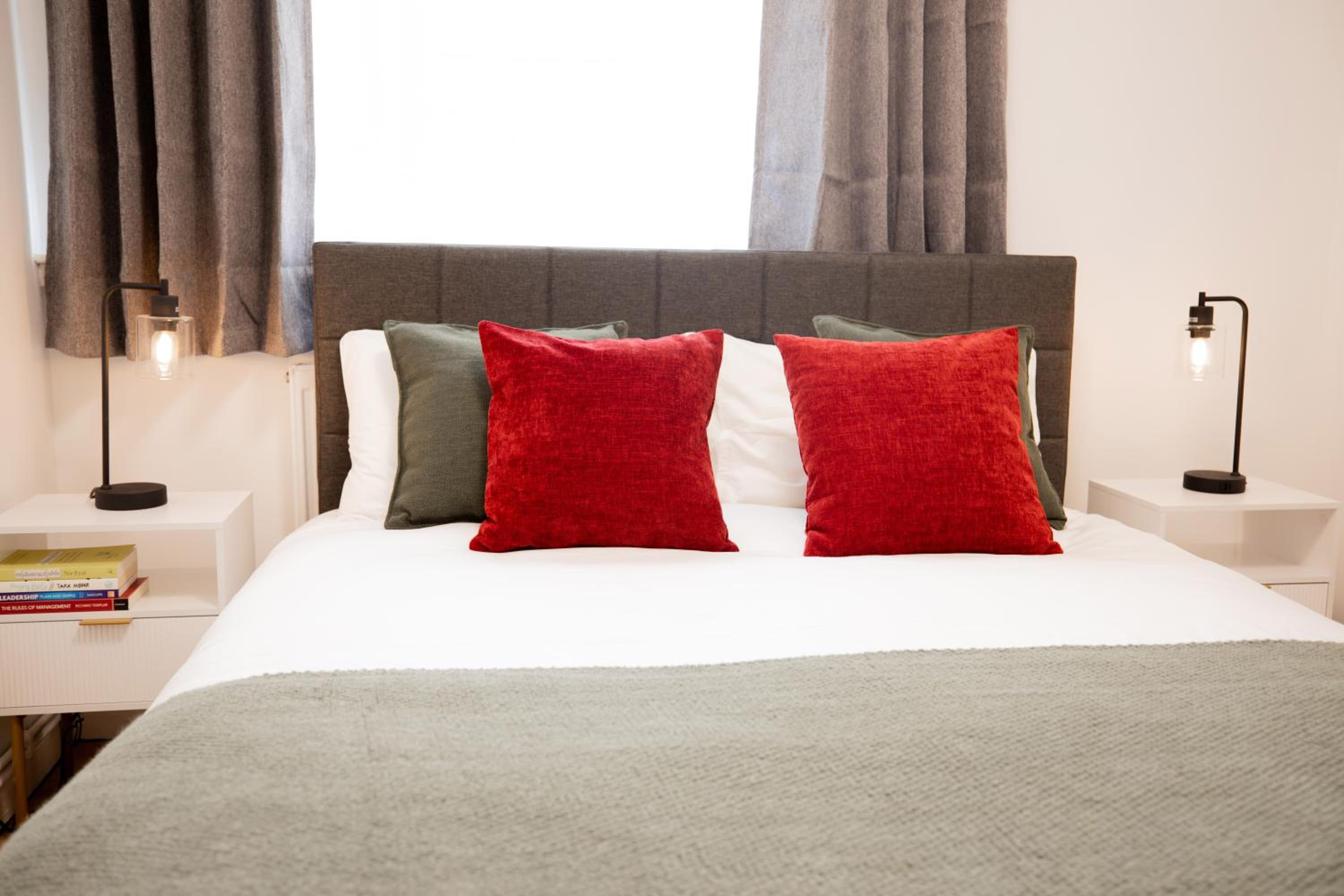 Bright & Modern Apartment, Central Location, Free Parking & Fast Wi Fi