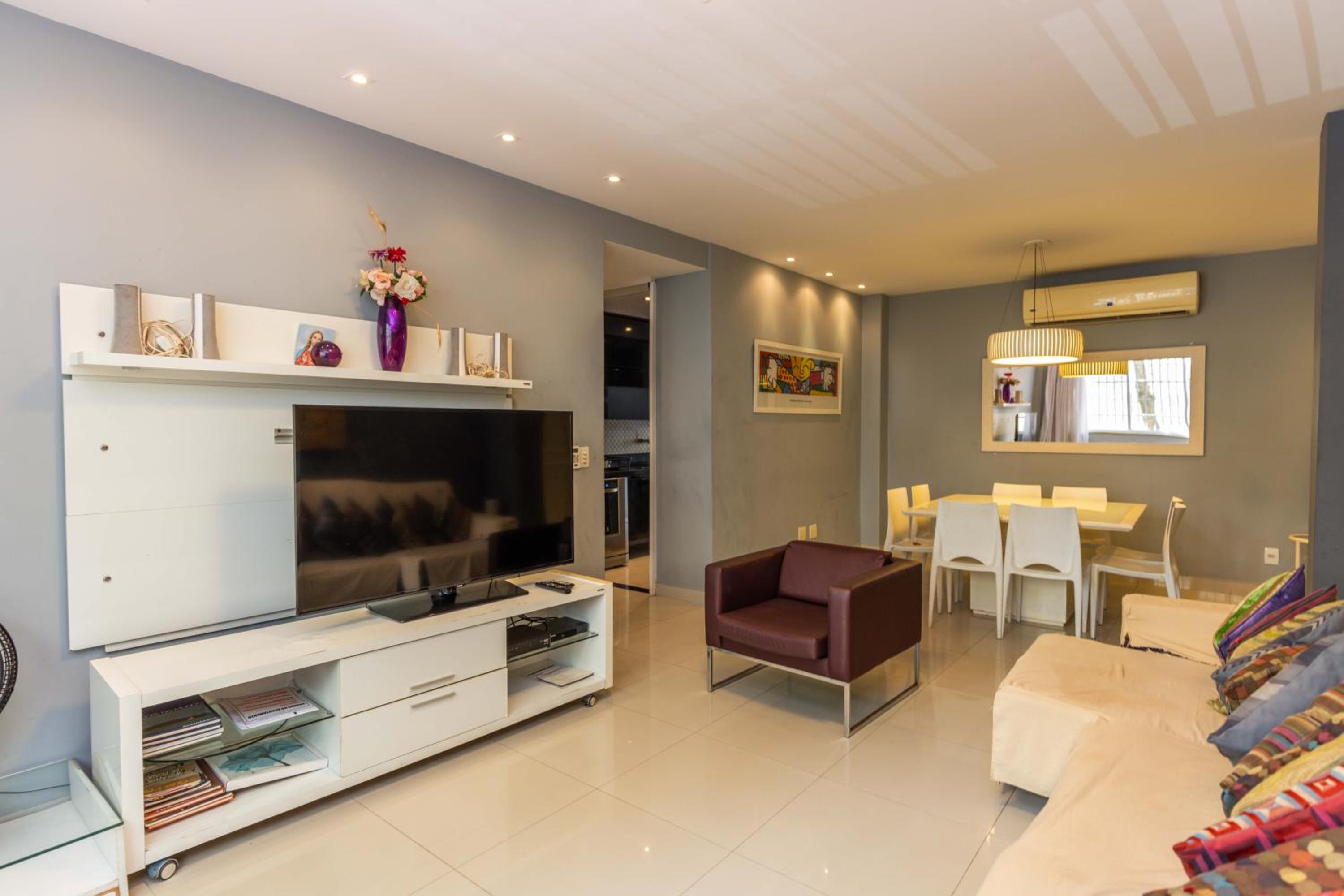 Copacabana Space - Style and comfort for big groups by the beach!
