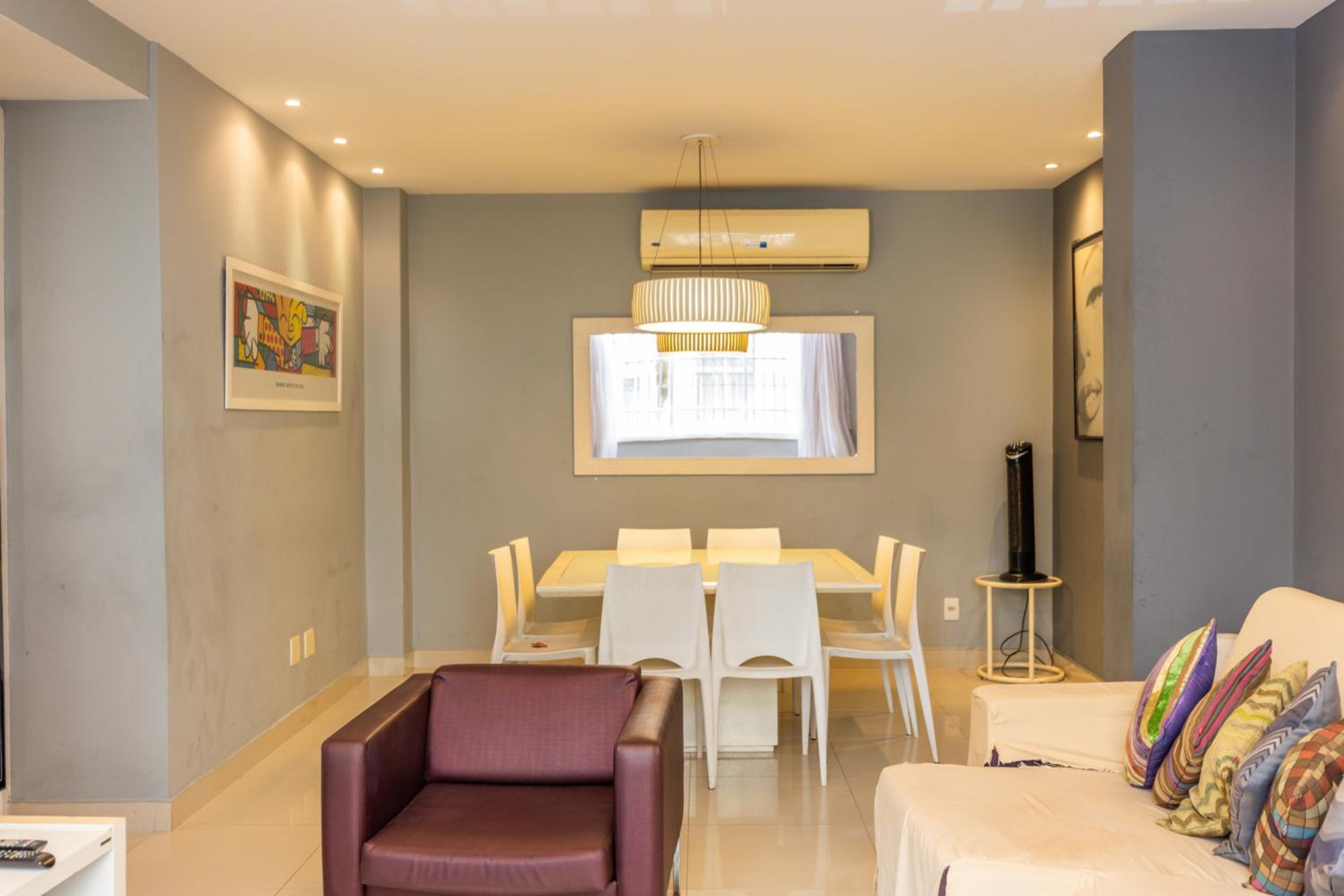 Copacabana Space - Style and comfort for big groups by the beach!