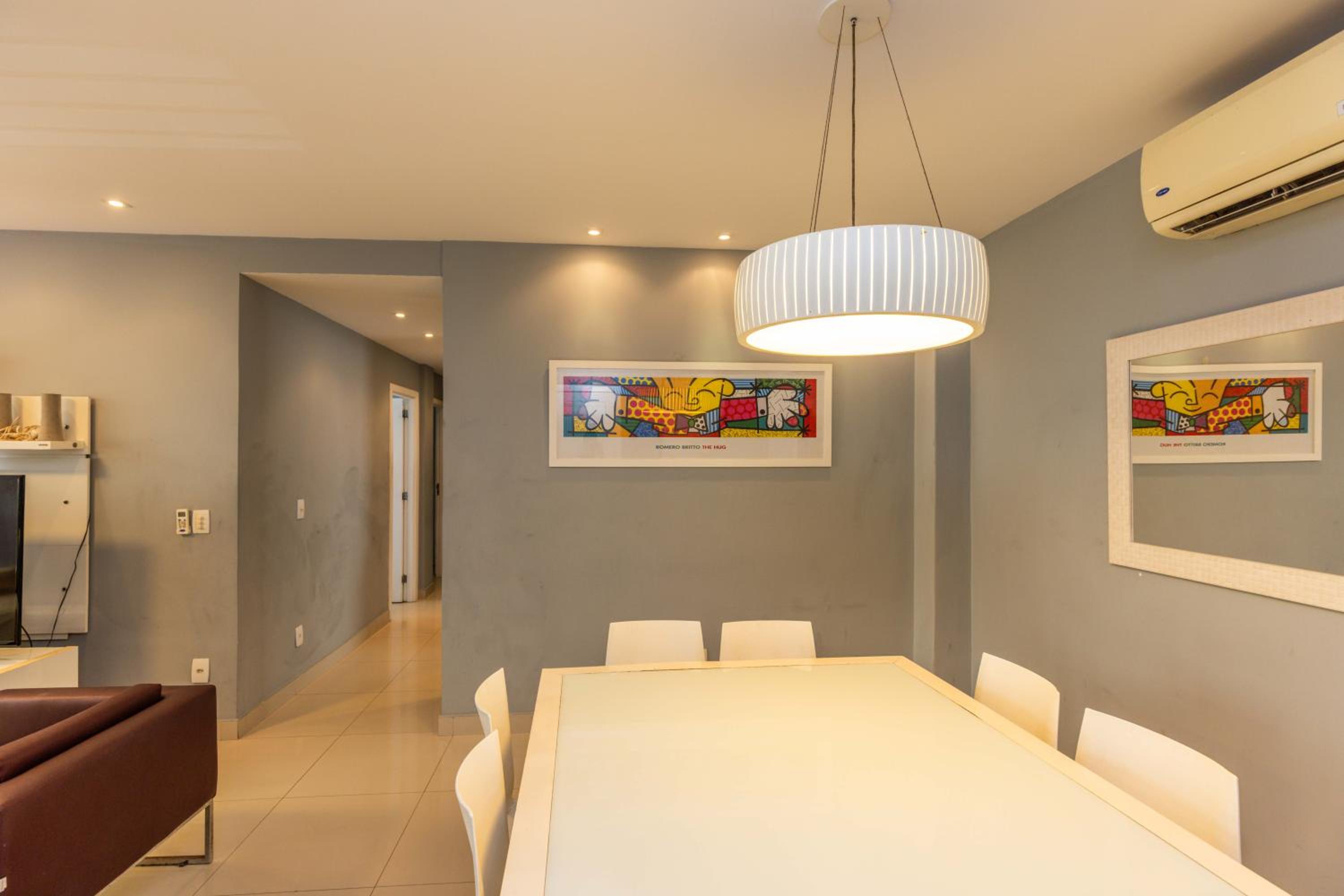 Copacabana Space - Style and comfort for big groups by the beach!
