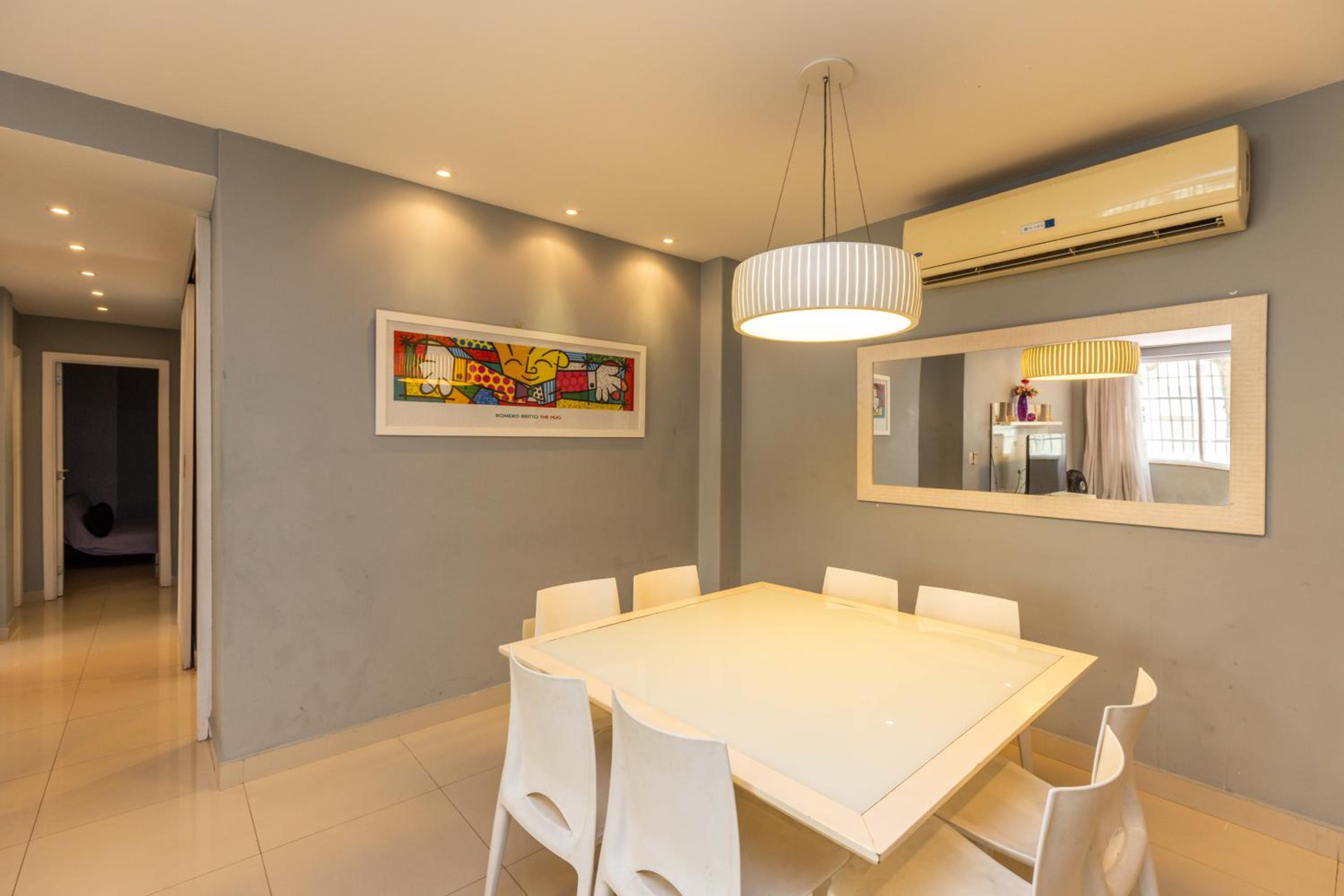 Copacabana Space - Style and comfort for big groups by the beach!