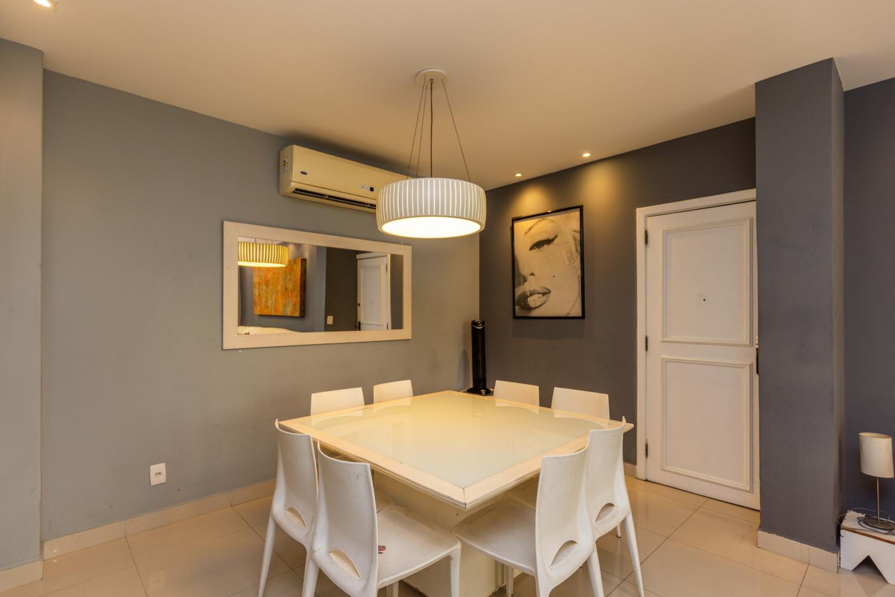 Copacabana Space - Style and comfort for big groups by the beach!
