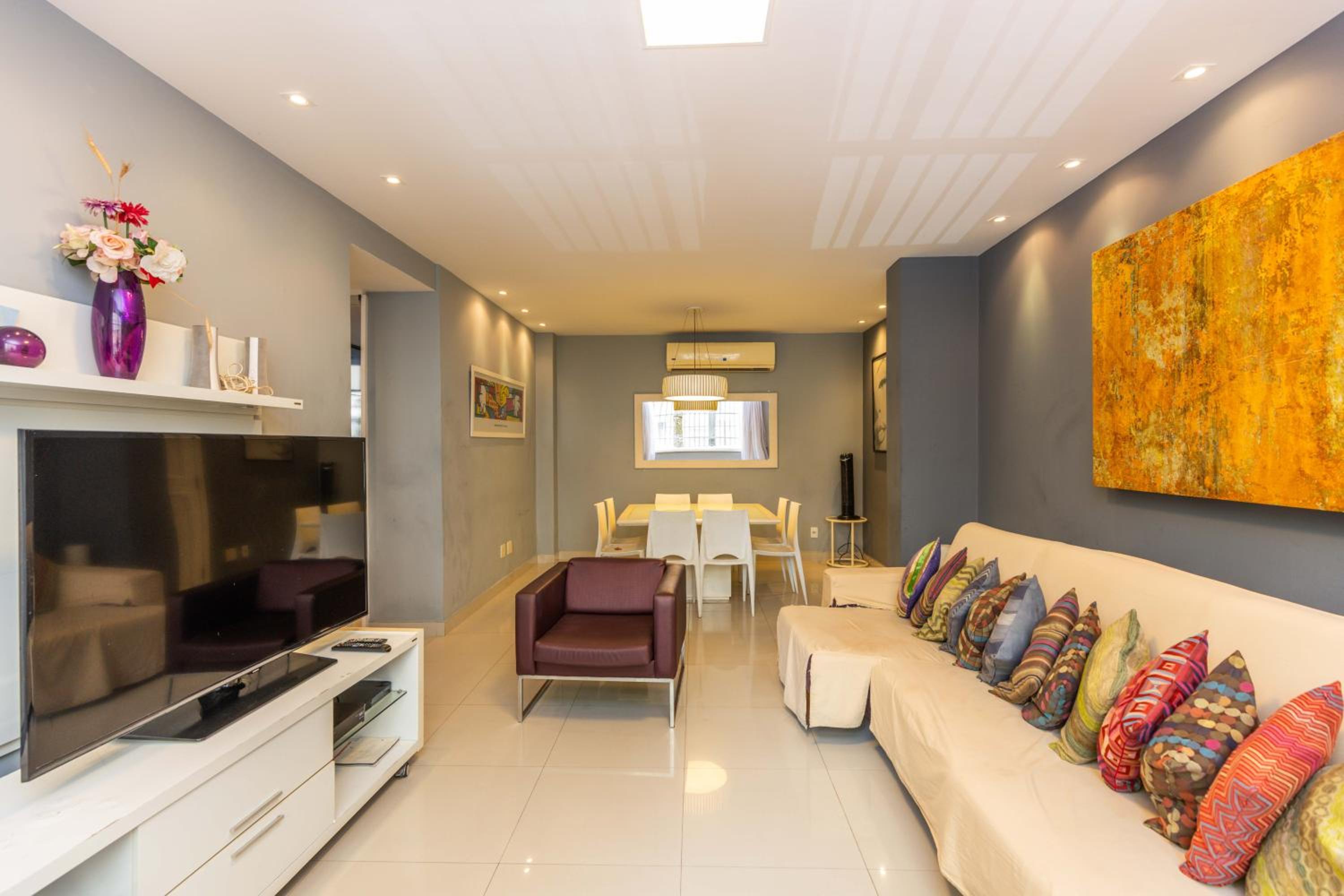 Copacabana Space - Style and comfort for big groups by the beach!