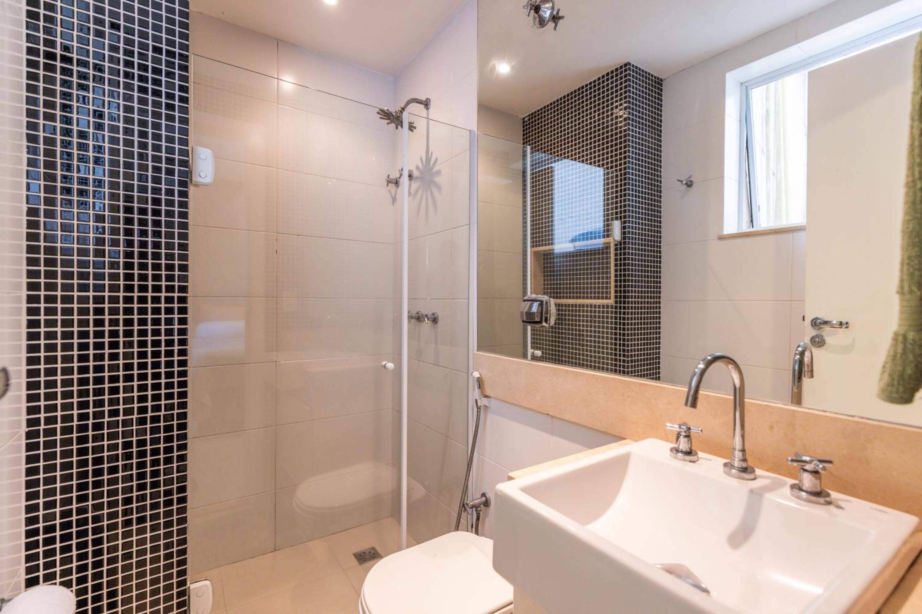 Copacabana Space - Style and comfort for big groups by the beach!