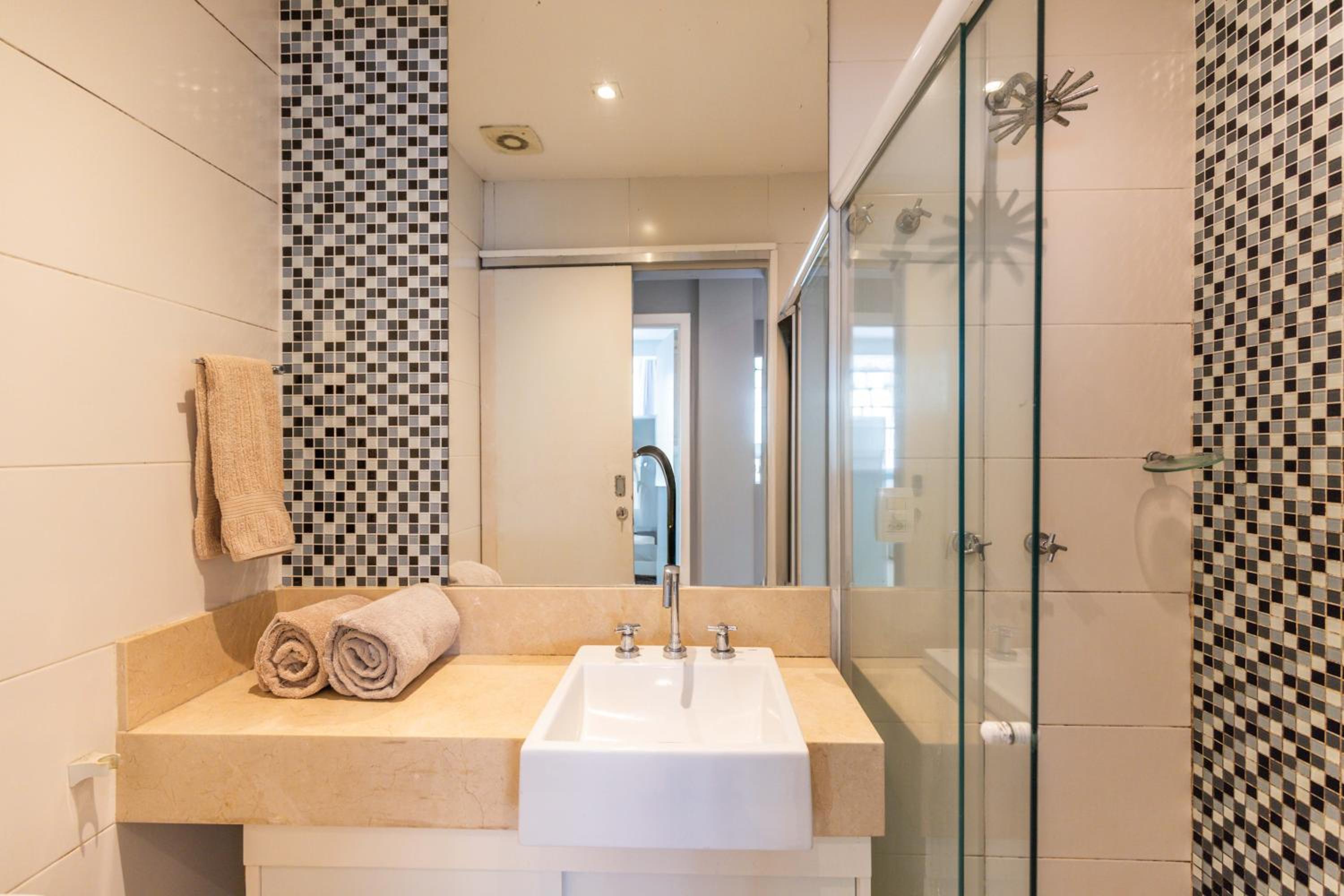 Copacabana Space - Style and comfort for big groups by the beach!