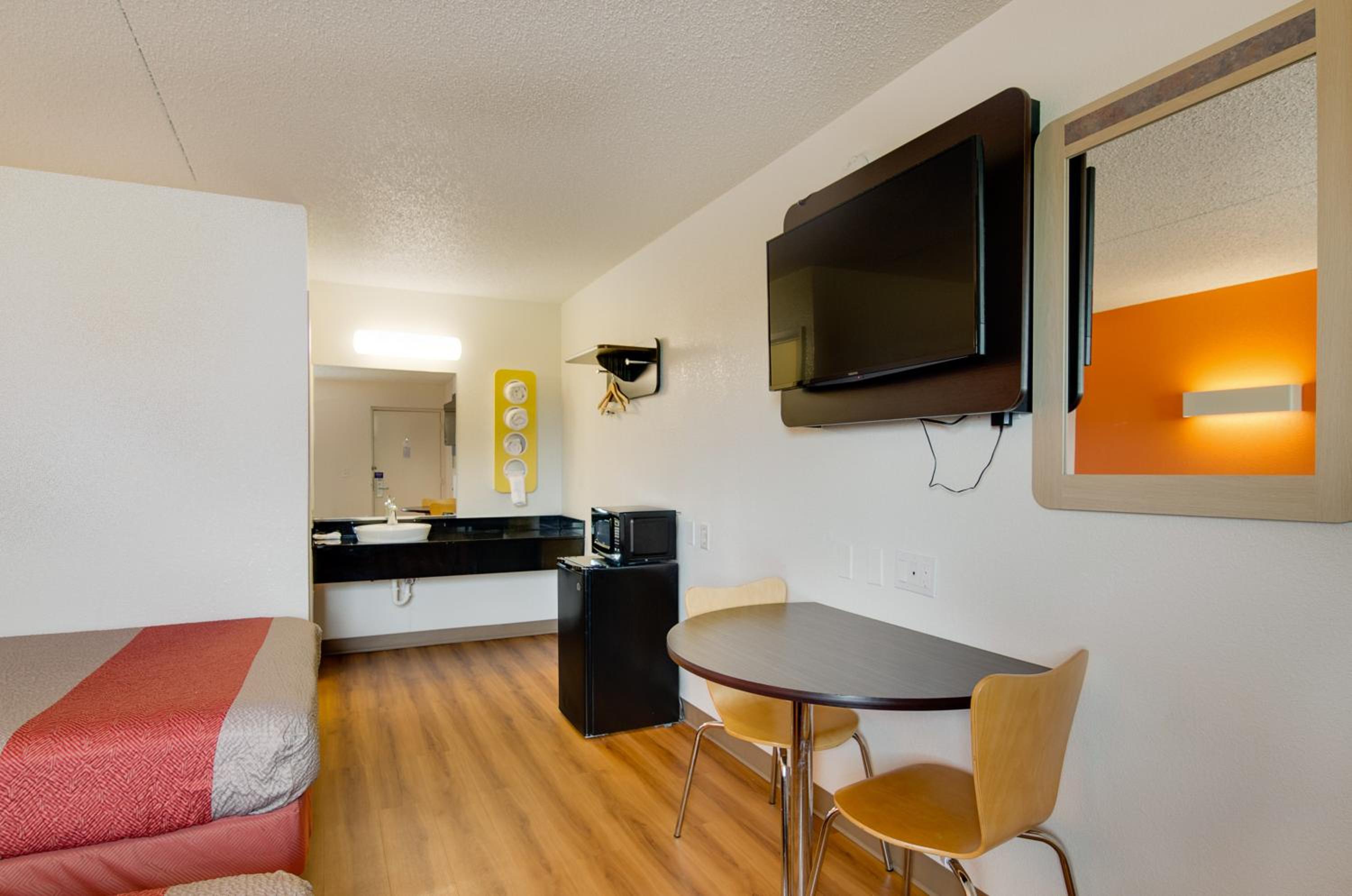 Motel 6-Salina, KS