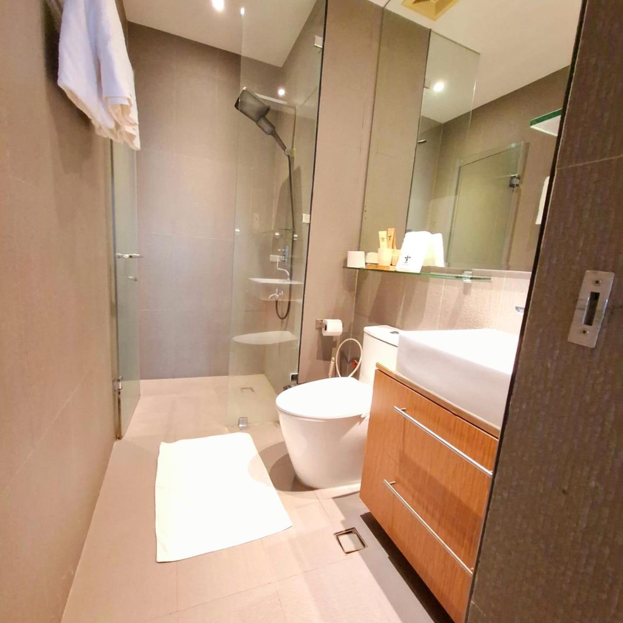 STAYLUXIA BOUTIQUE HOTEL MANILABAYVIEW - 1-5 BR Luxury and Superior Condos with, Balcony, Pool, Netflix & Gym- Housekeeping Available -