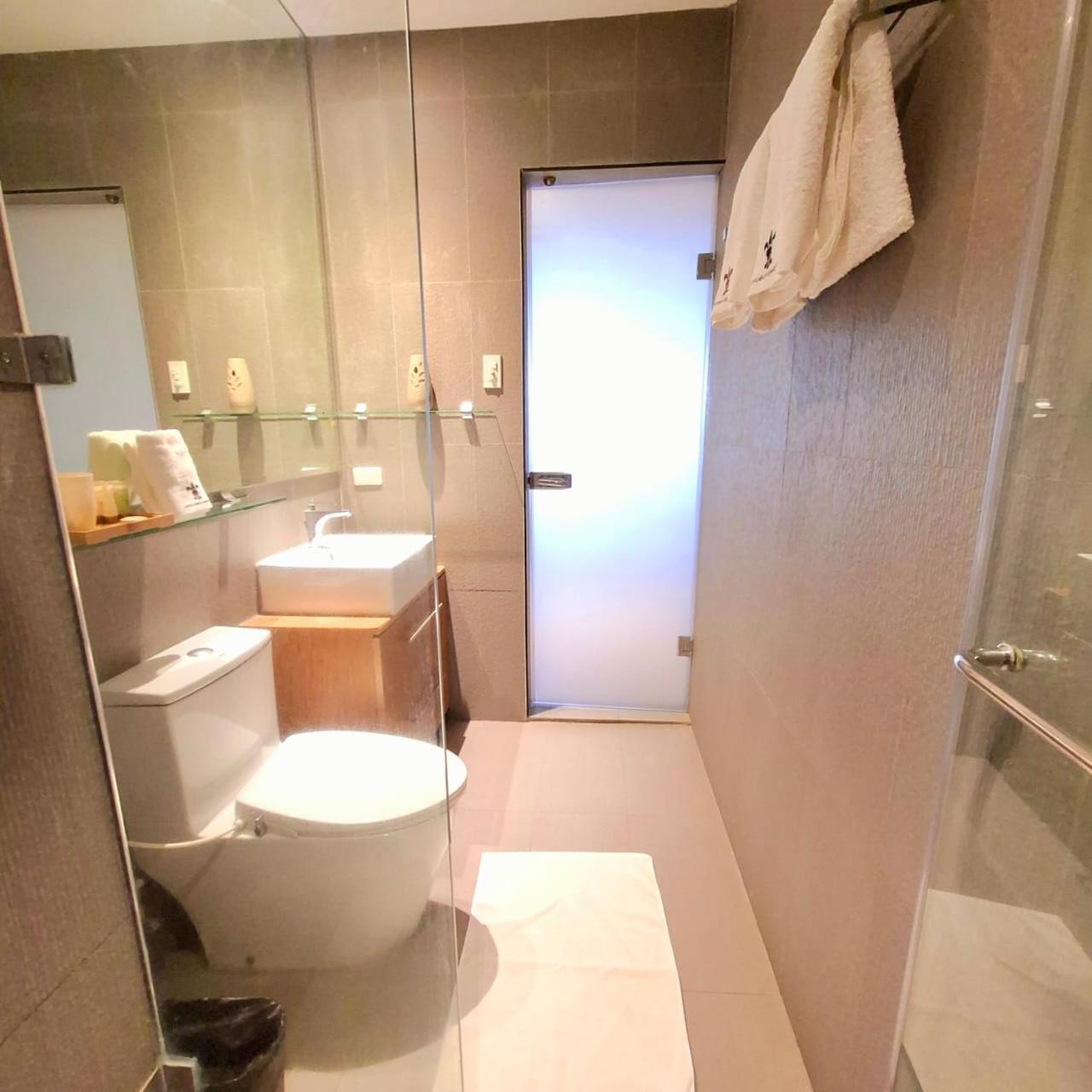 STAYLUXIA BOUTIQUE HOTEL MANILABAYVIEW - 1-5 BR Luxury and Superior Condos with, Balcony, Pool, Netflix & Gym- Housekeeping Available -