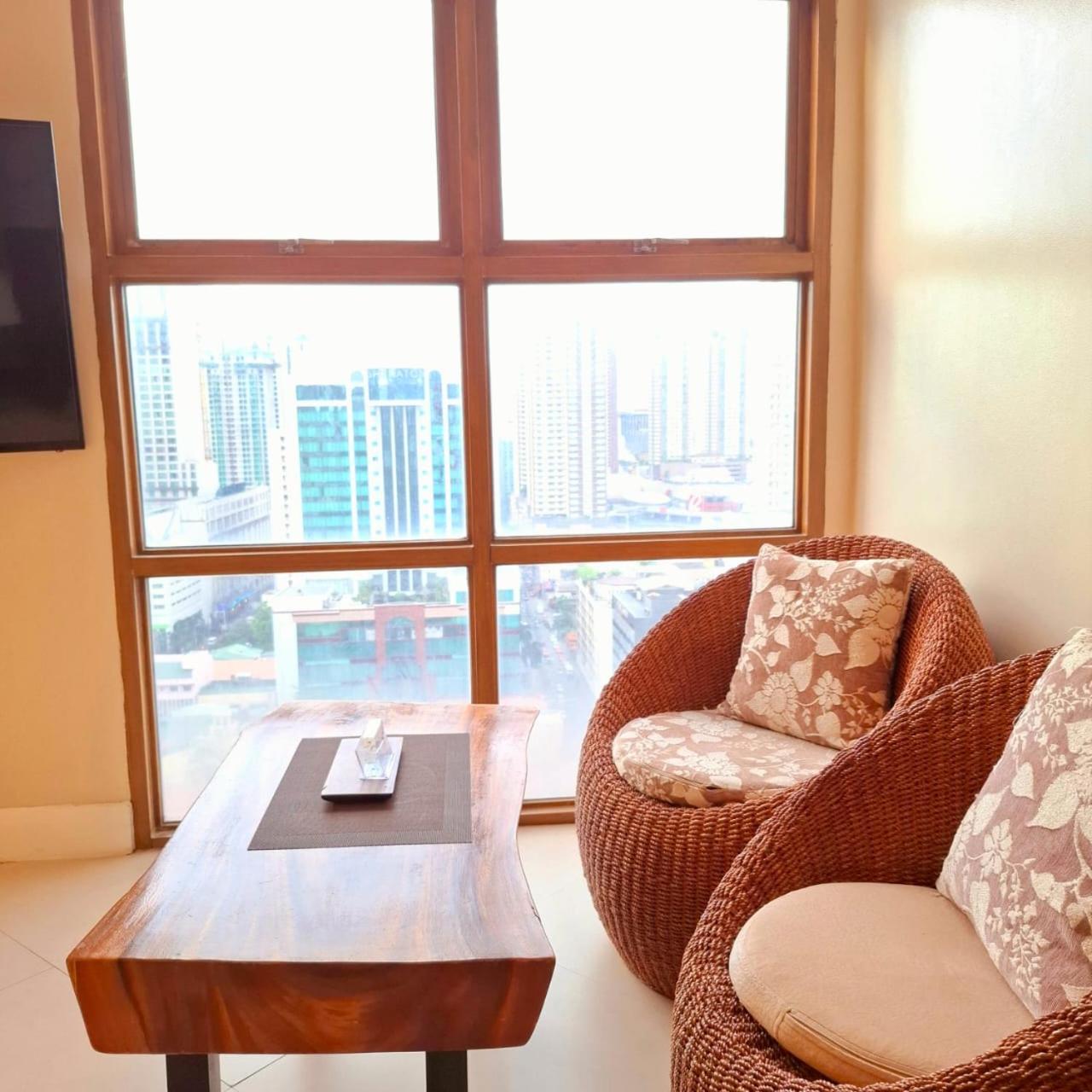 STAYLUXIA BOUTIQUE HOTEL MANILABAYVIEW - 1-5 BR Luxury and Superior Condos with, Balcony, Pool, Netflix & Gym- Housekeeping Available -