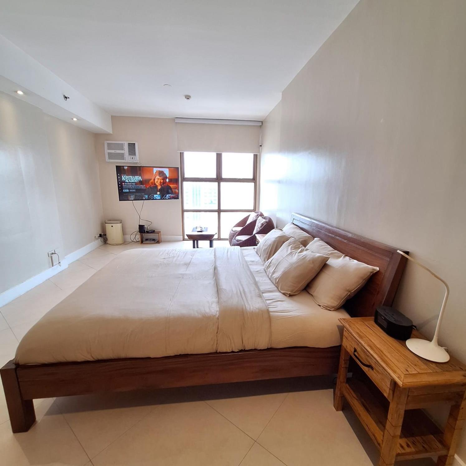 STAYLUXIA BOUTIQUE HOTEL MANILABAYVIEW - 1-5 BR Luxury and Superior Condos with, Balcony, Pool, Netflix & Gym- Housekeeping Available -