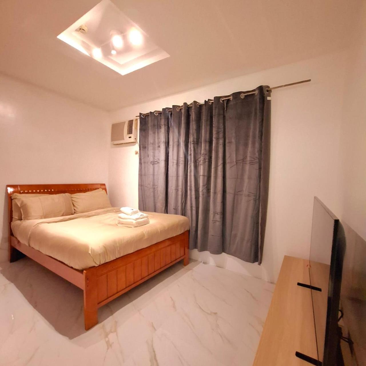 STAYLUXIA BOUTIQUE HOTEL MANILABAYVIEW - 1-5 BR Luxury and Superior Condos with, Balcony, Pool, Netflix & Gym- Housekeeping Available -
