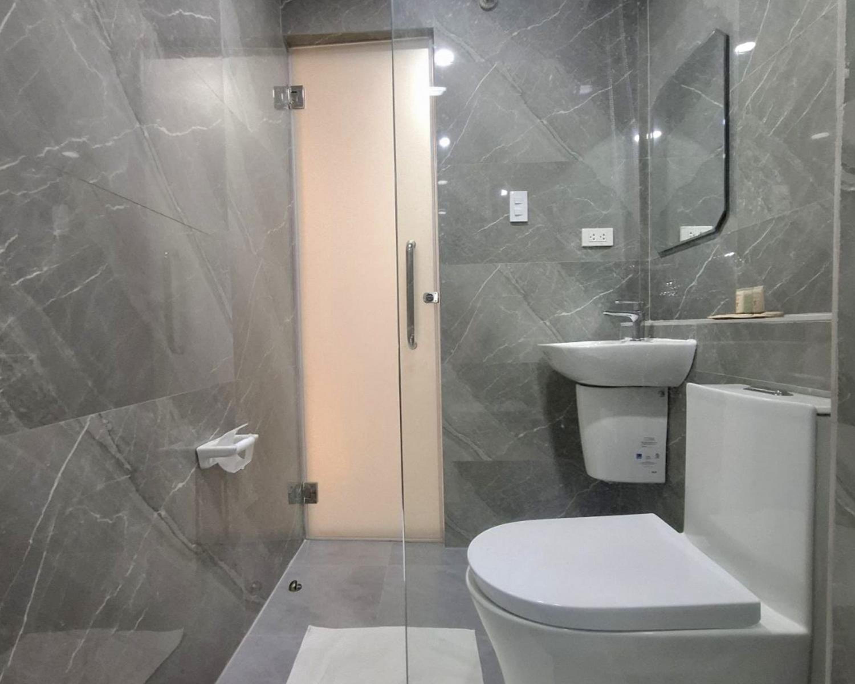 STAYLUXIA BOUTIQUE HOTEL MANILABAYVIEW - 1-5 BR Luxury and Superior Condos with, Balcony, Pool, Netflix & Gym- Housekeeping Available -