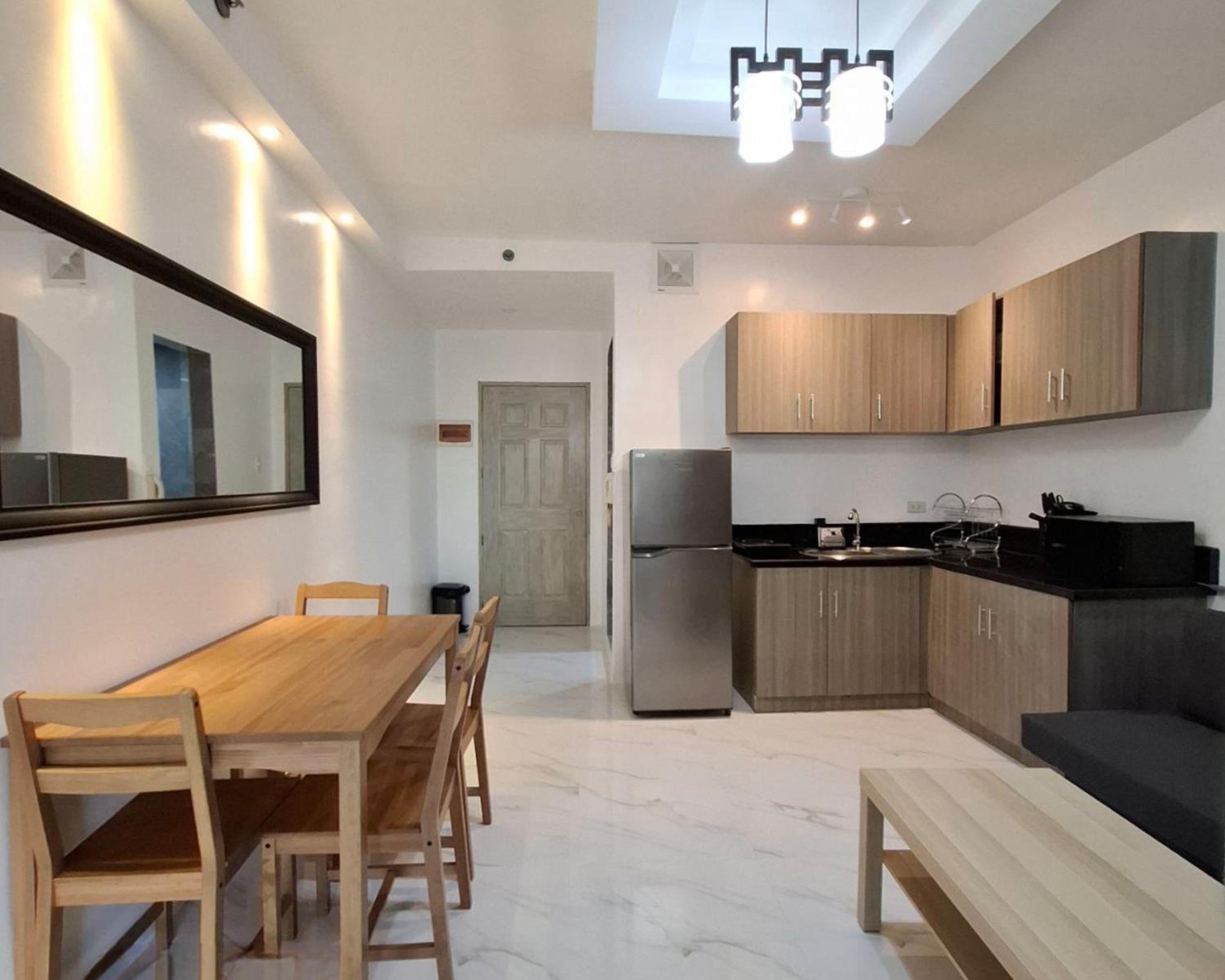 STAYLUXIA BOUTIQUE HOTEL MANILABAYVIEW - 1-5 BR Luxury and Superior Condos with, Balcony, Pool, Netflix & Gym- Housekeeping Available -