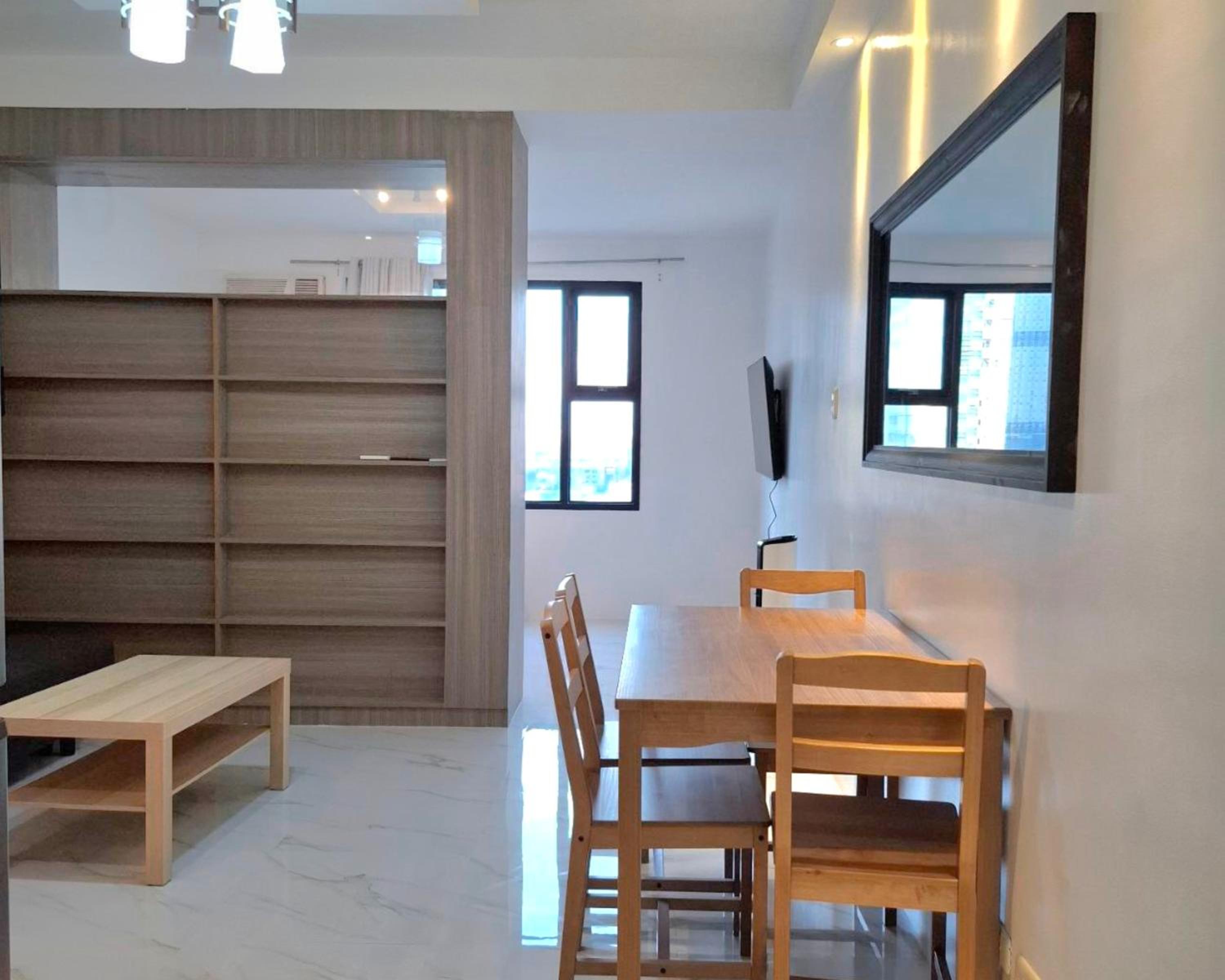 STAYLUXIA BOUTIQUE HOTEL MANILABAYVIEW - 1-5 BR Luxury and Superior Condos with, Balcony, Pool, Netflix & Gym- Housekeeping Available -