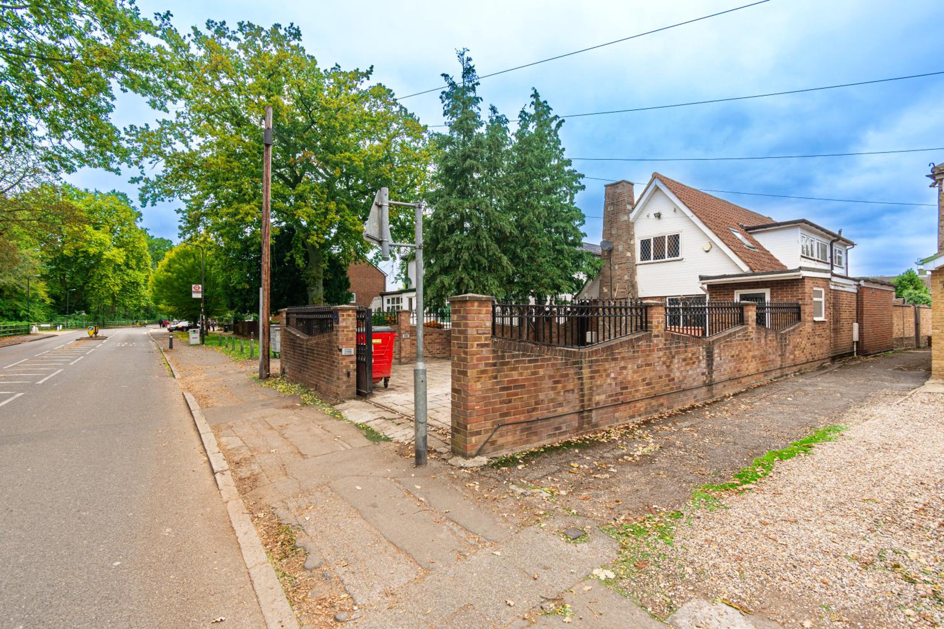 Slough 3-Bath Hot Tub, Cine & Garden with Parking