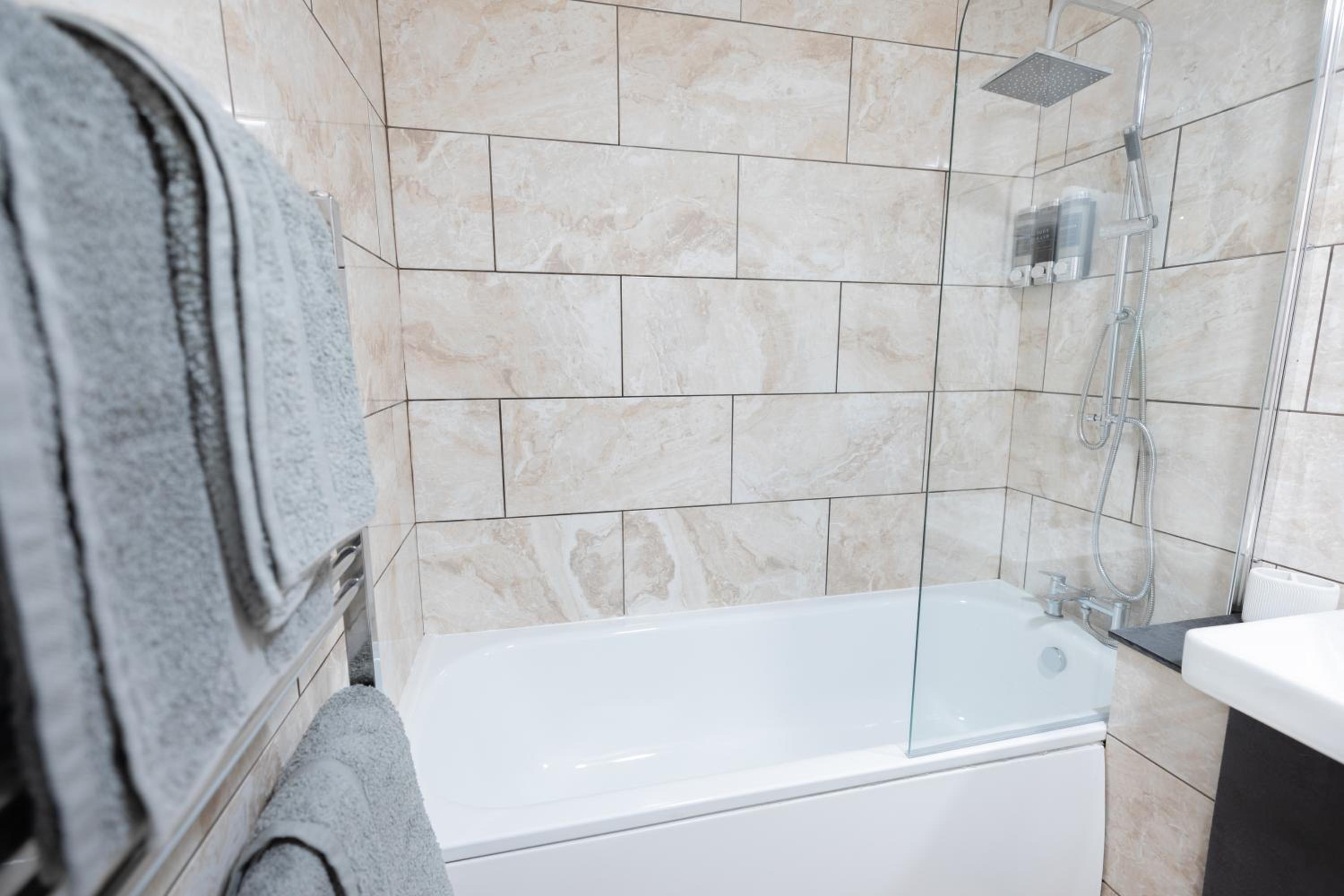 Bright & Modern Apartment, Central Location, Free Parking & Fast Wi Fi