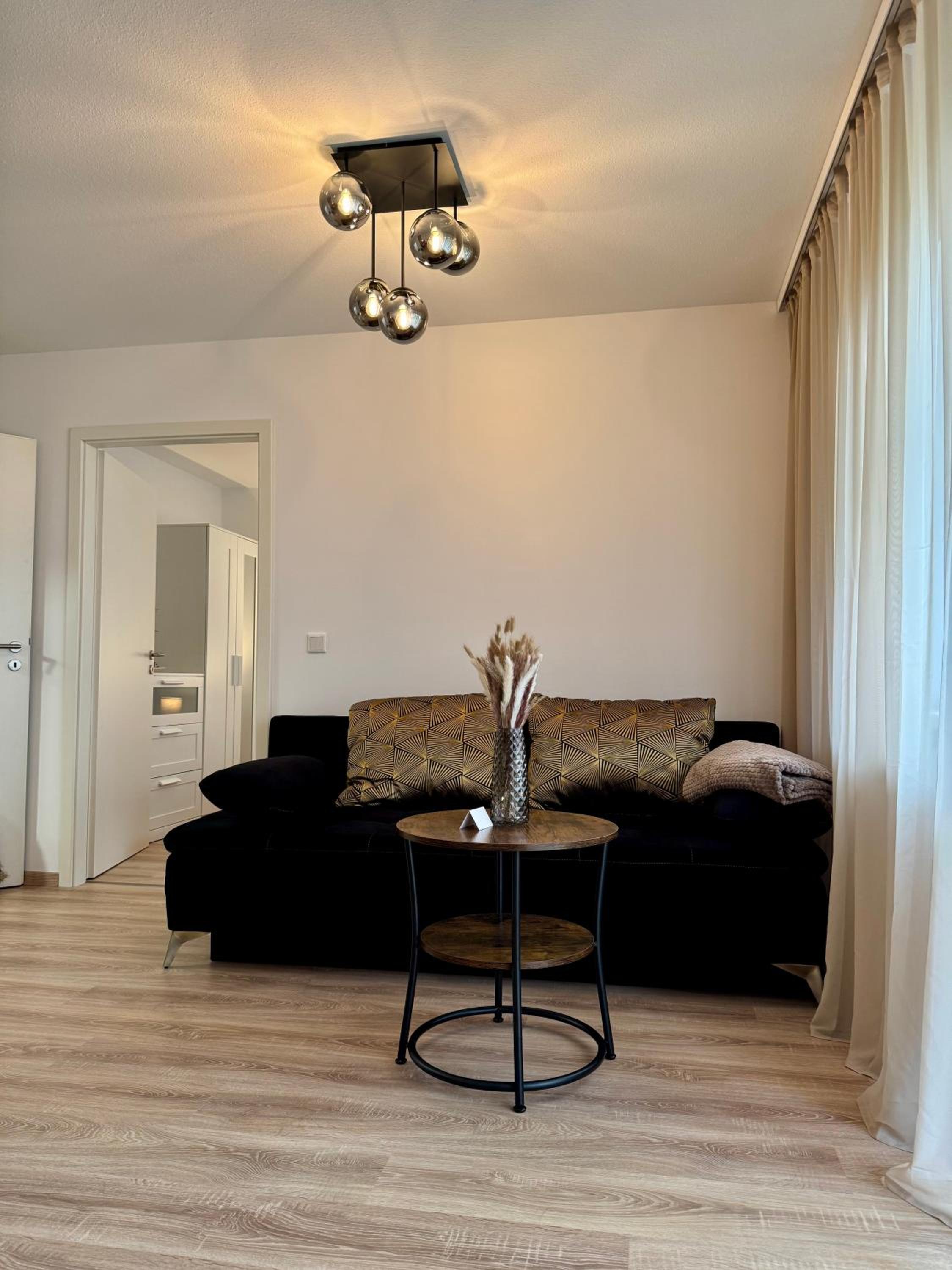 Modernes 2-Zi Apartment mit Terrasse und Garten