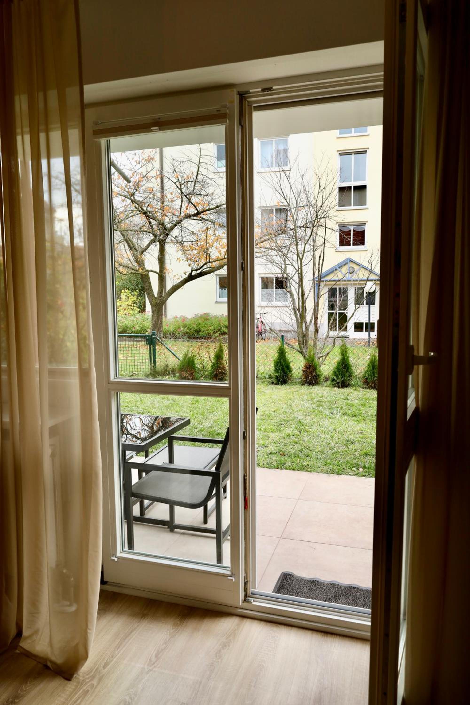 Modernes 2-Zi Apartment mit Terrasse und Garten