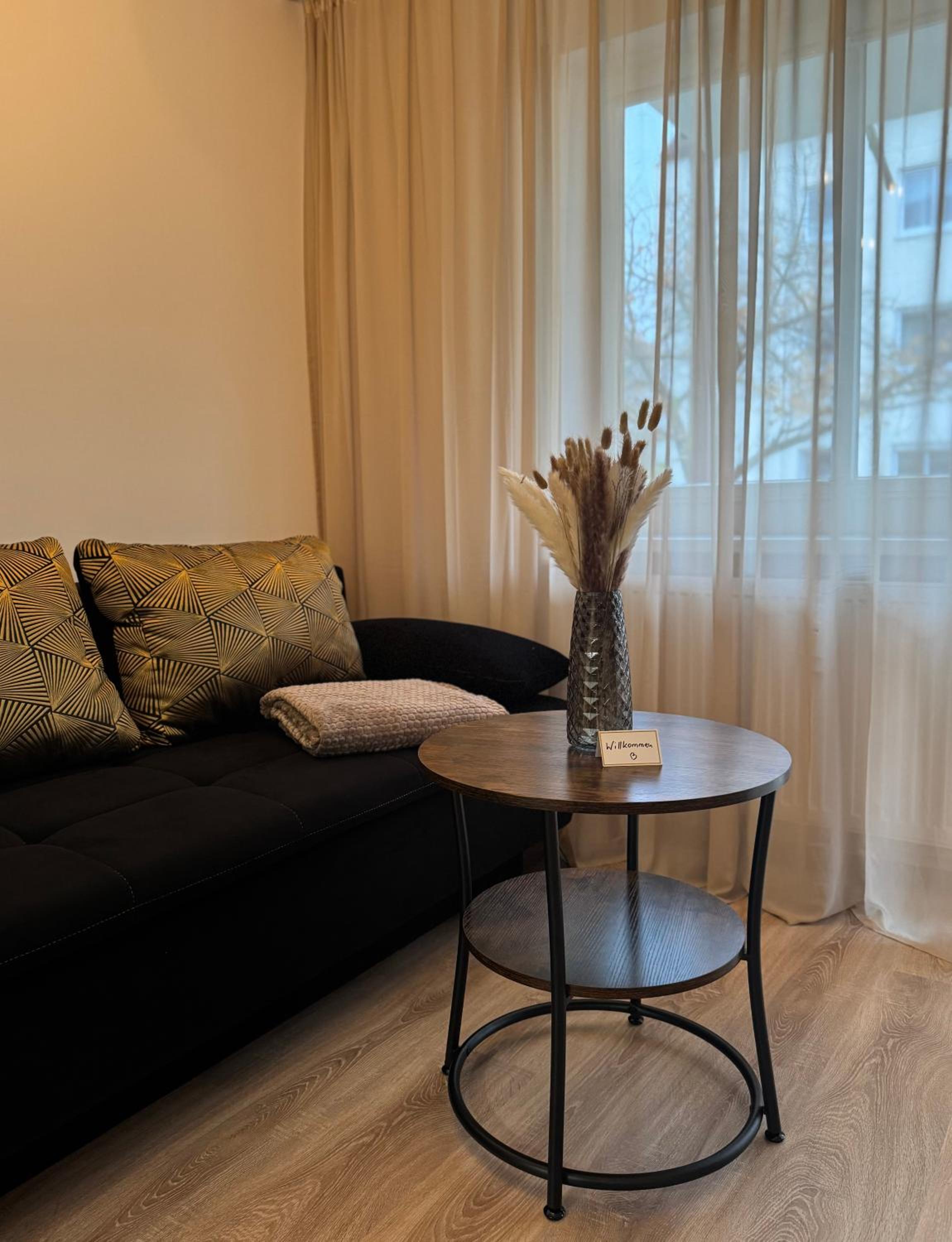 Modernes 2-Zi Apartment mit Terrasse und Garten