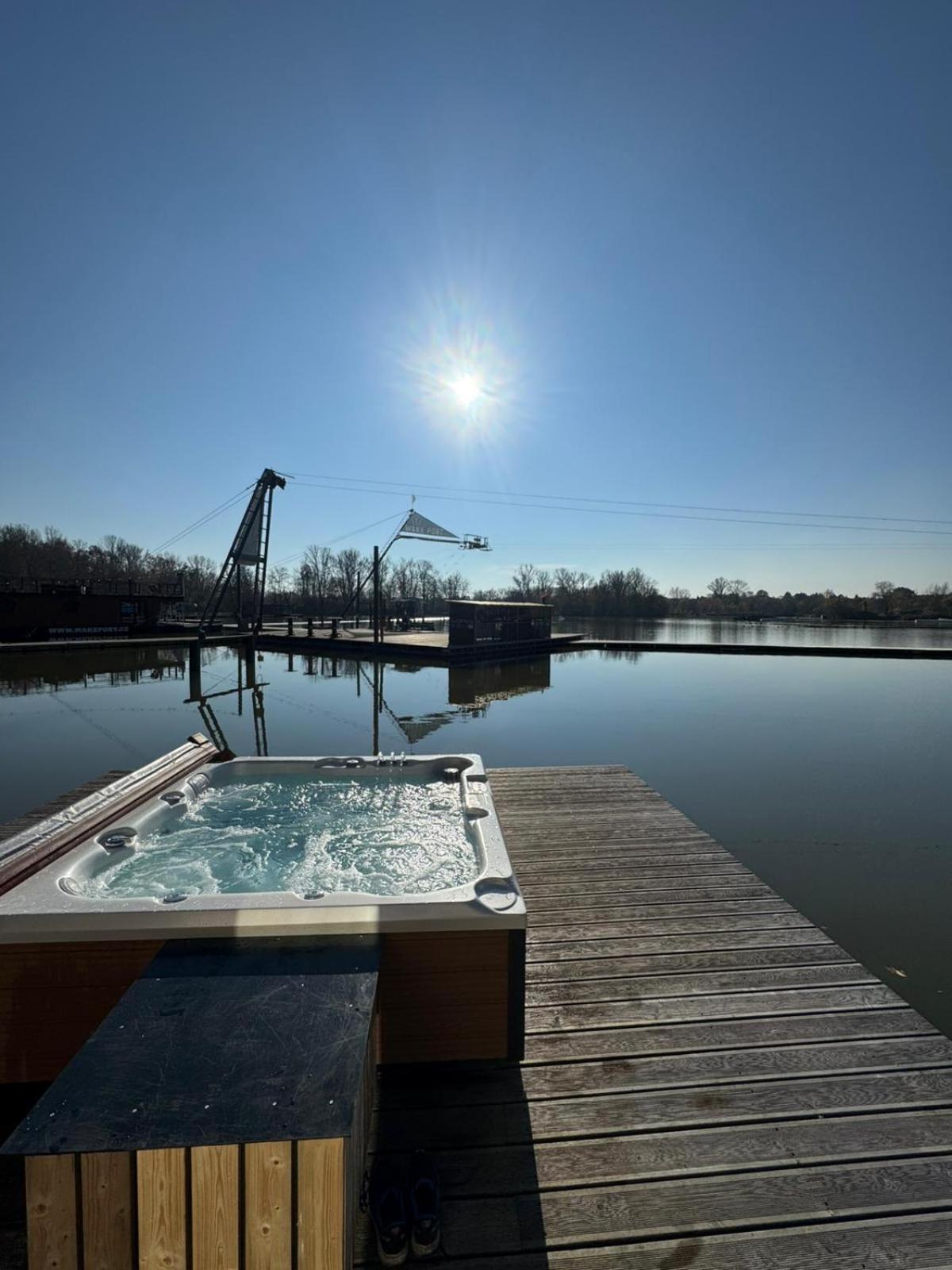 House Boat s výhledem na Wake Port
