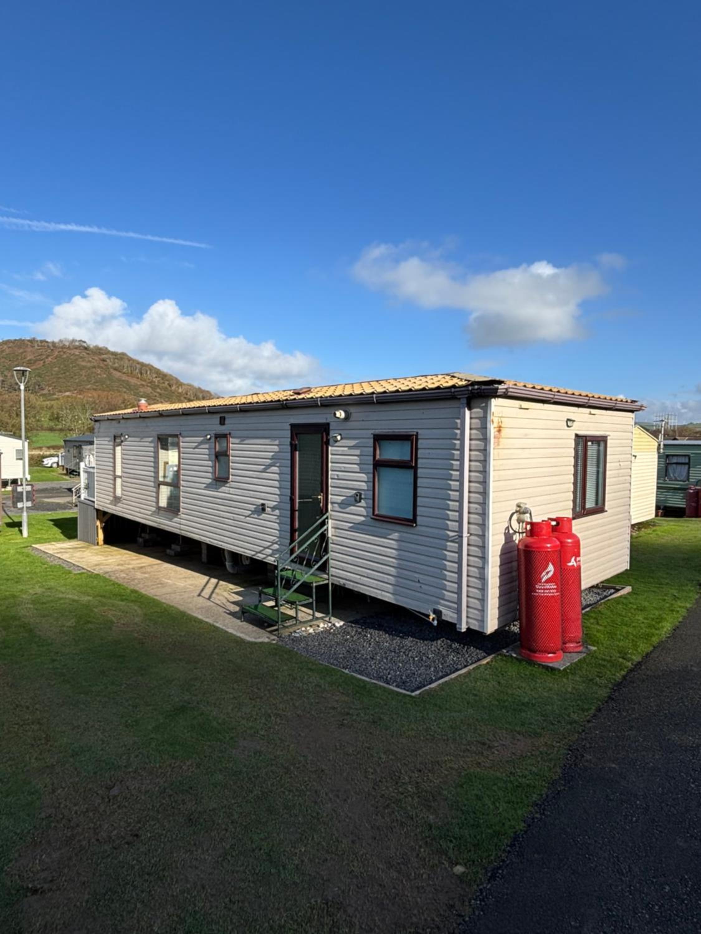 Welsh Bayview Retreat 2-Bed Caravan & 2-Bed Chalet at Clarach Bay Holiday Village