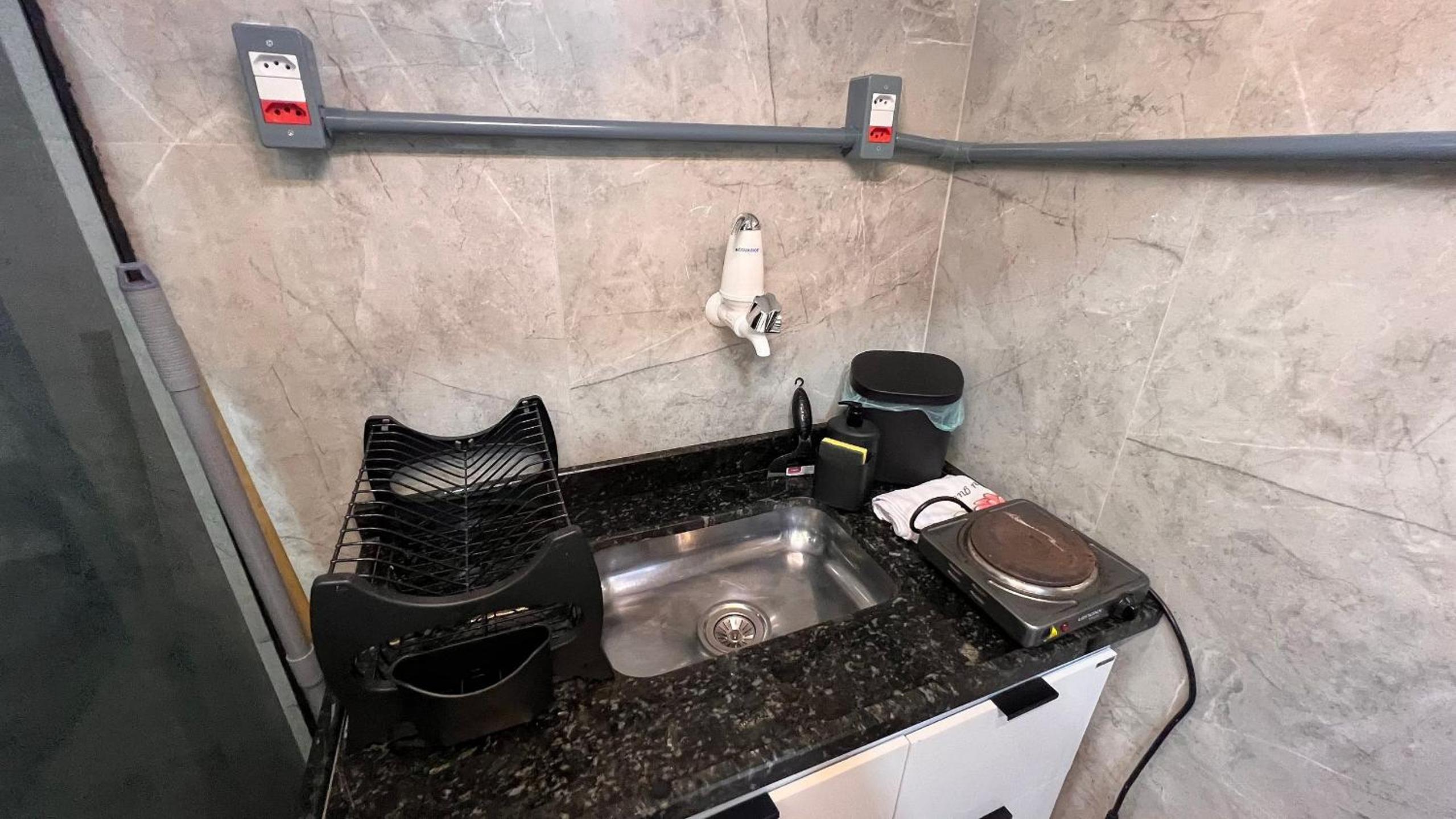 Luxuoso e moderno, Em frente ao metro e 3km das Praias