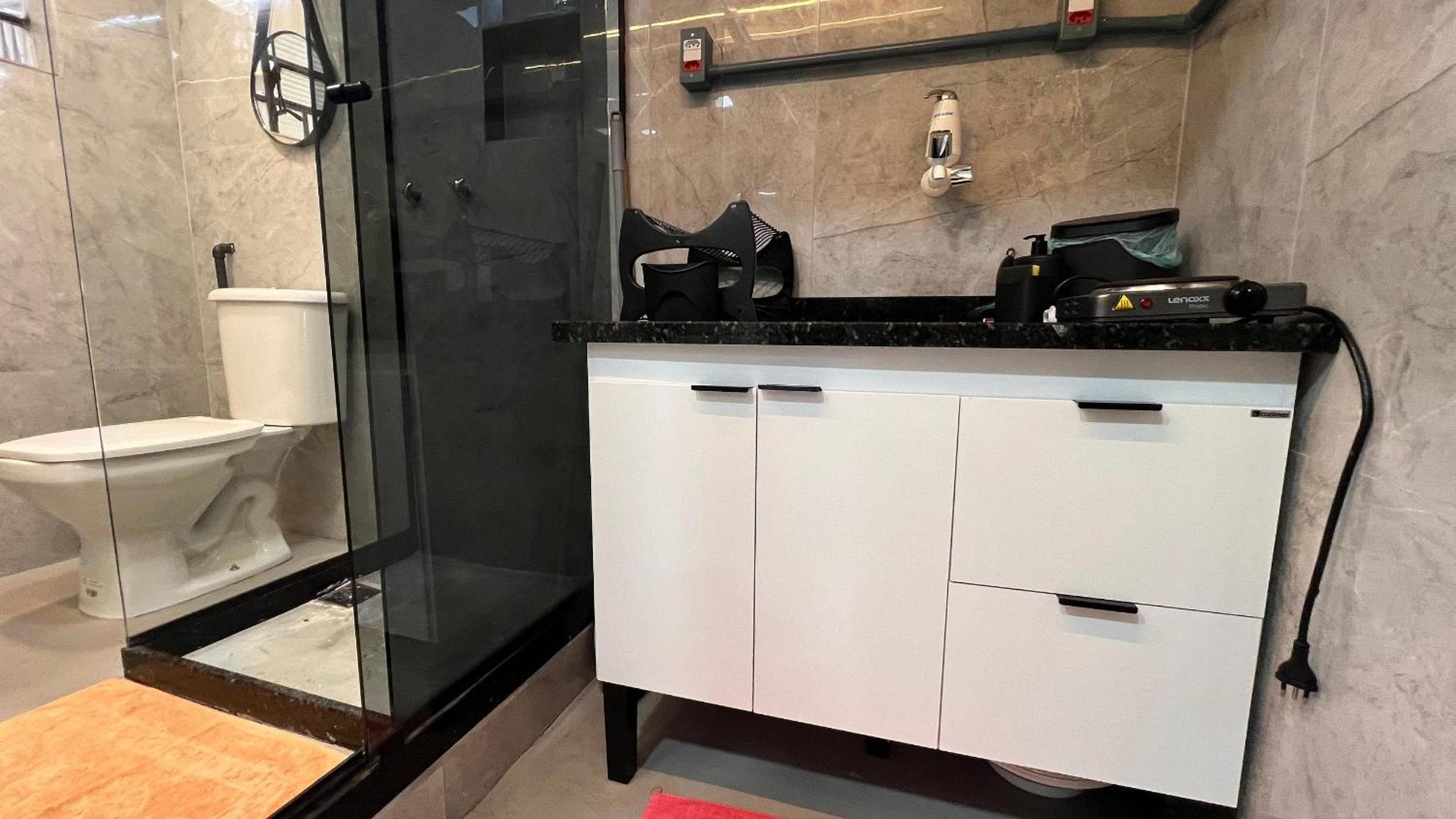 Luxuoso e moderno, Em frente ao metro e 3km das Praias