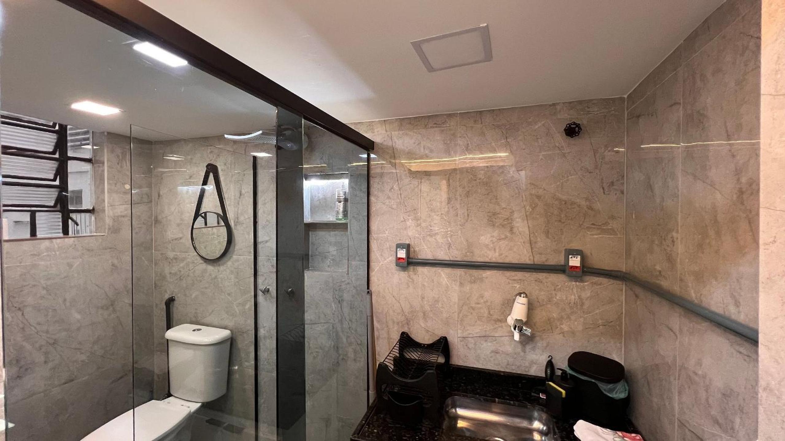 Luxuoso e moderno, Em frente ao metro e 3km das Praias