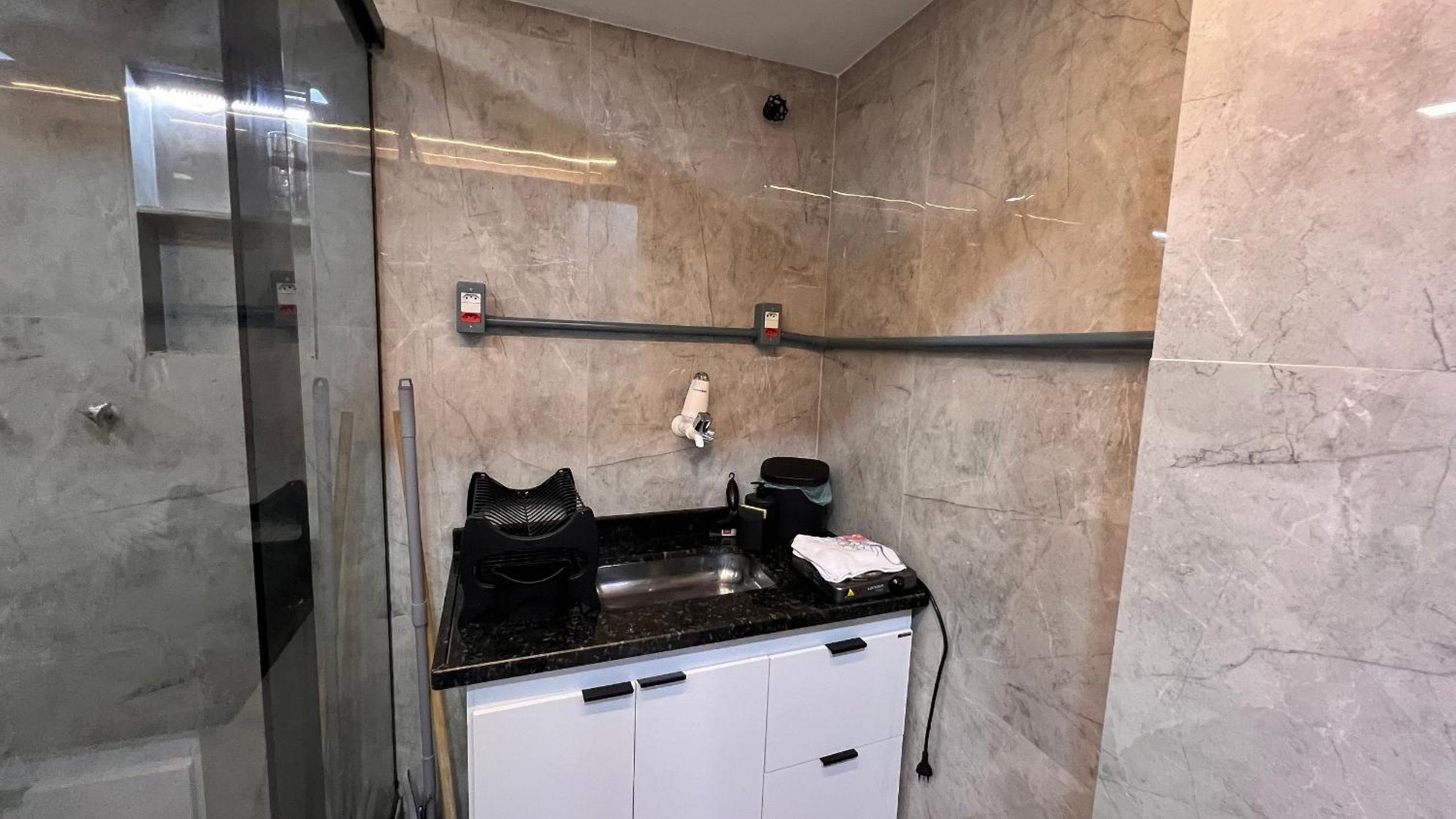 Luxuoso e moderno, Em frente ao metro e 3km das Praias