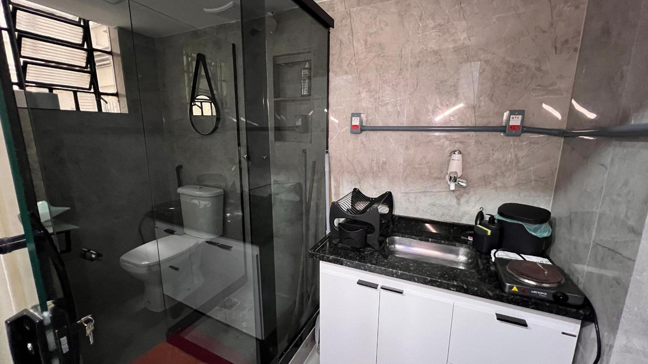 Luxuoso e moderno, Em frente ao metro e 3km das Praias