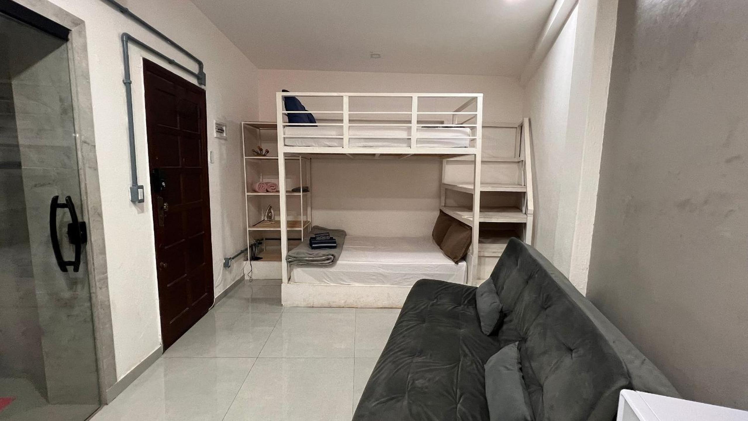 Luxuoso e moderno, Em frente ao metro e 3km das Praias