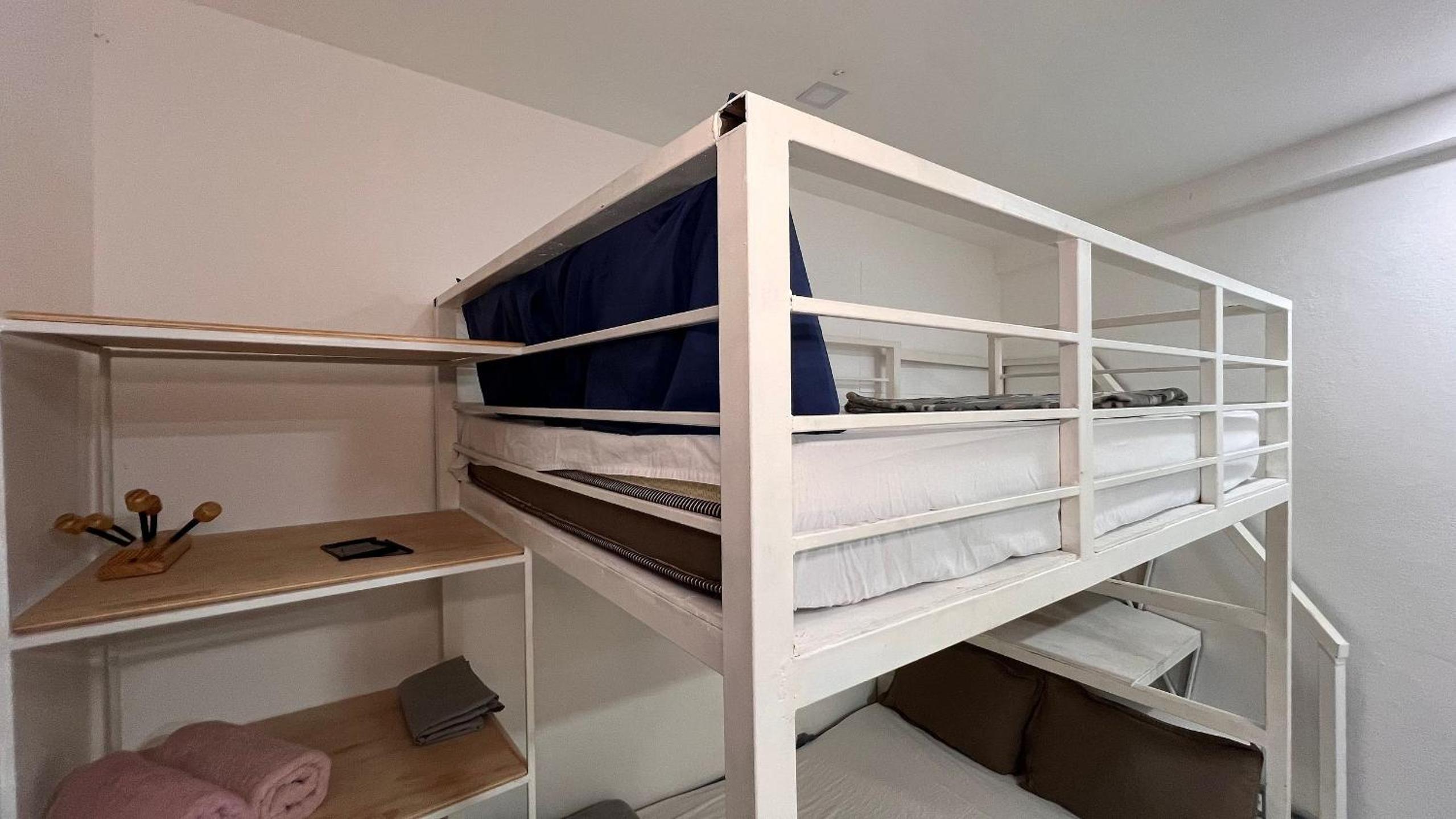 Luxuoso e moderno, Em frente ao metro e 3km das Praias