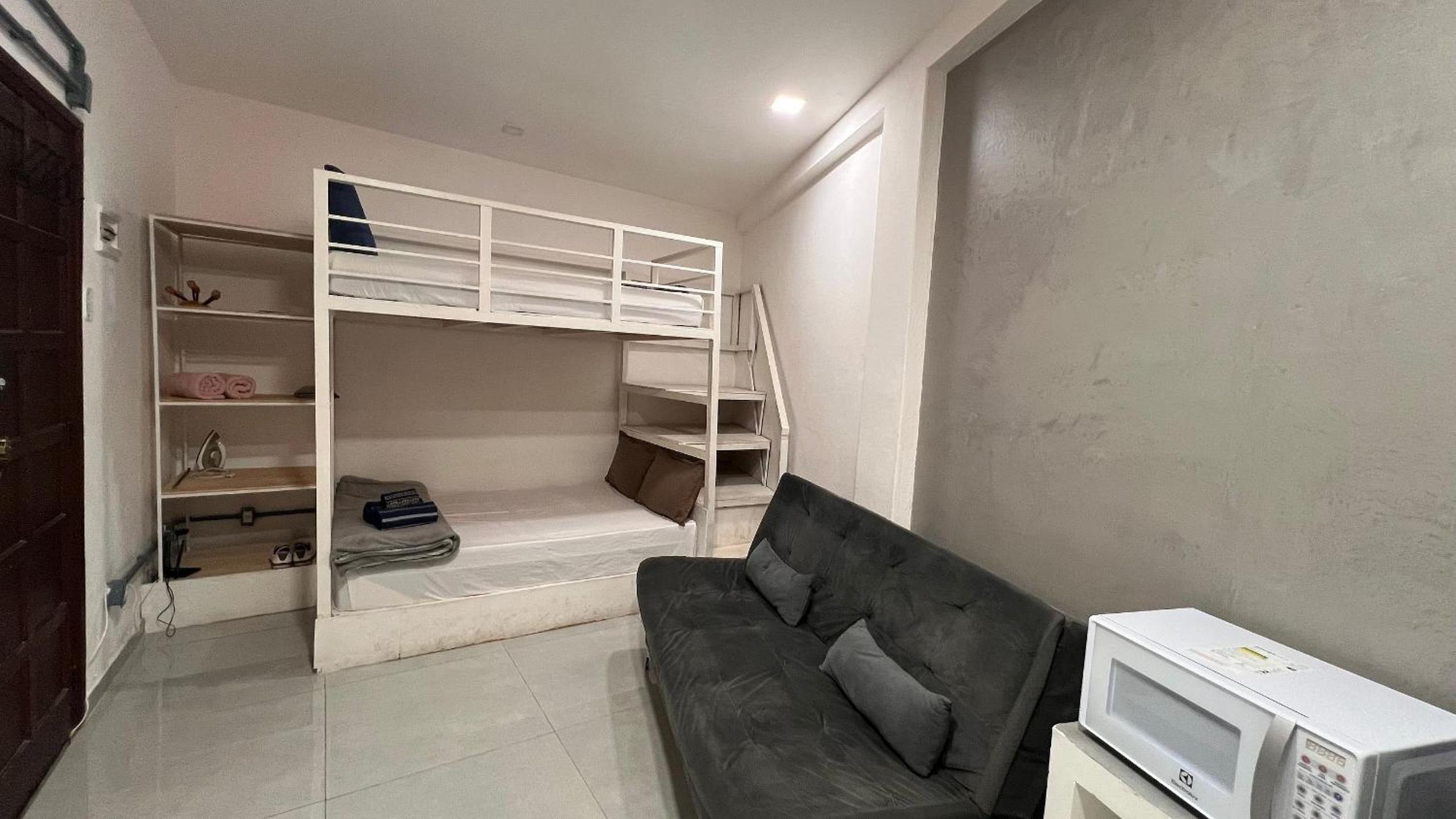 Luxuoso e moderno, Em frente ao metro e 3km das Praias