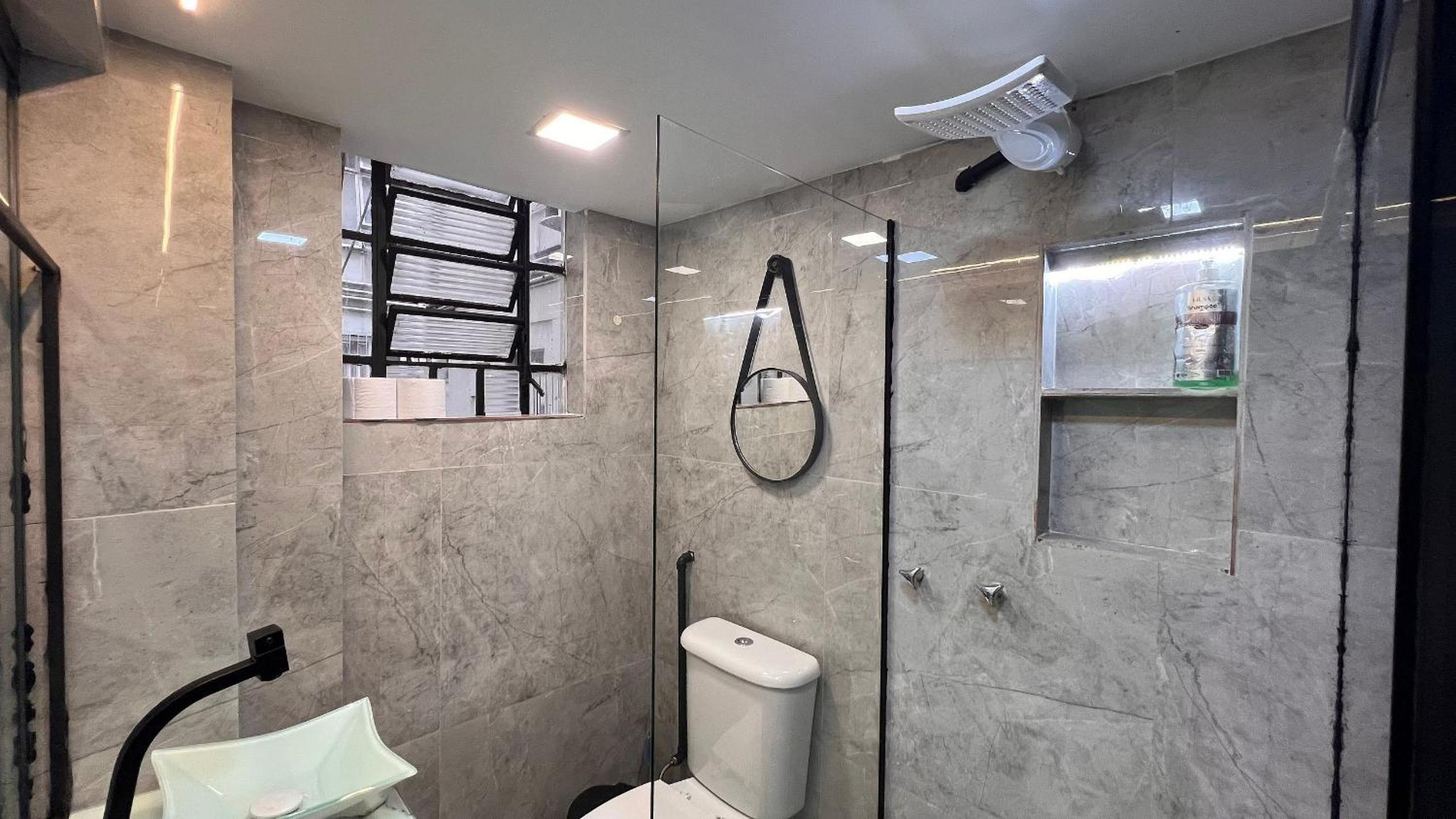 Luxuoso e moderno, Em frente ao metro e 3km das Praias