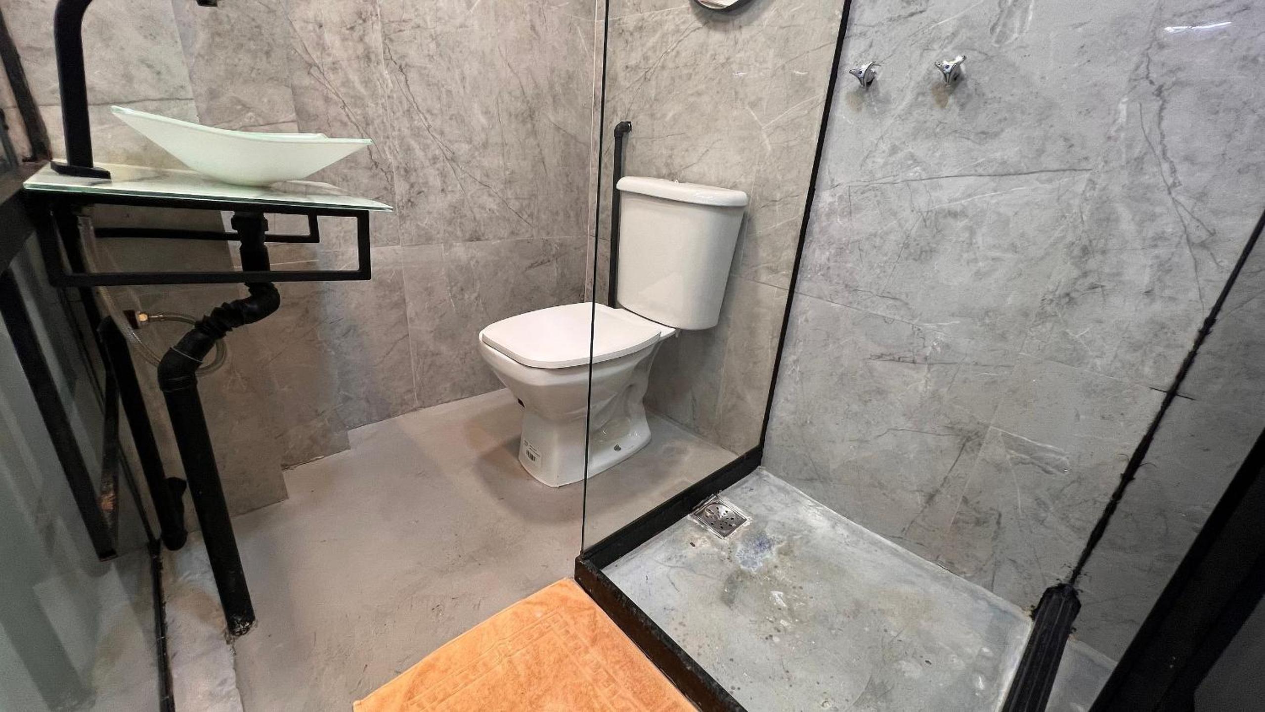 Luxuoso e moderno, Em frente ao metro e 3km das Praias