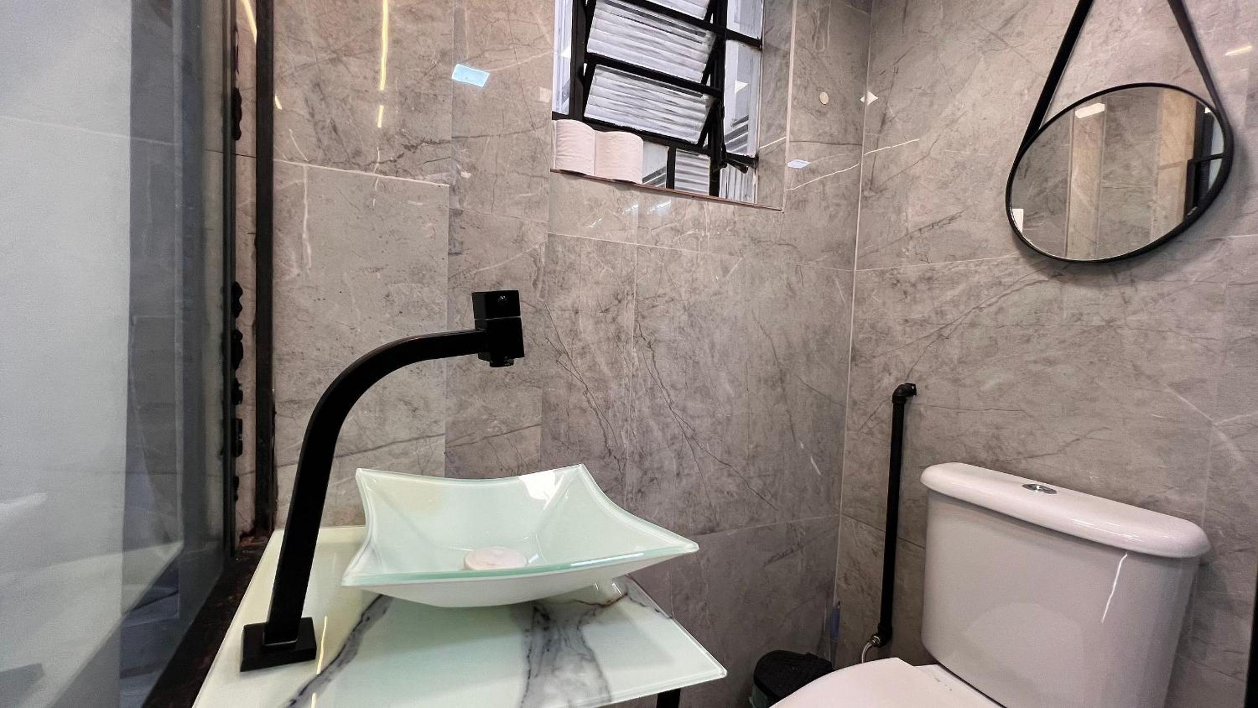 Luxuoso e moderno, Em frente ao metro e 3km das Praias