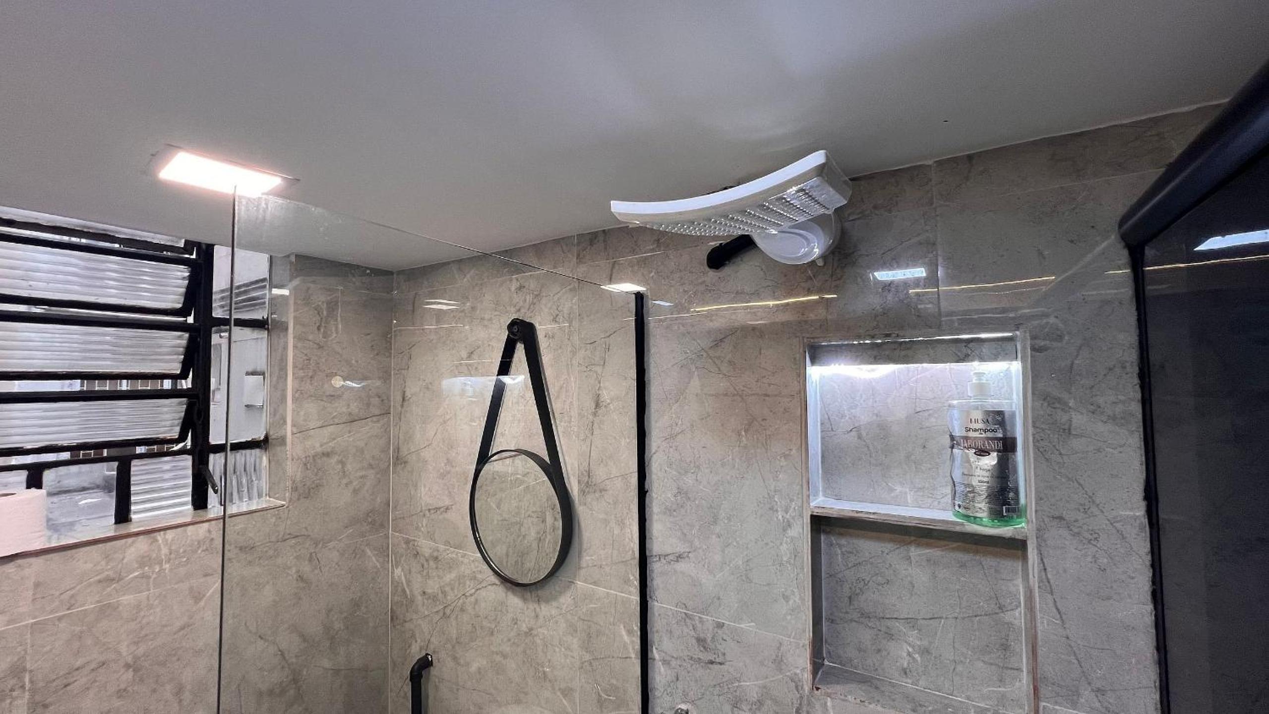 Luxuoso e moderno, Em frente ao metro e 3km das Praias