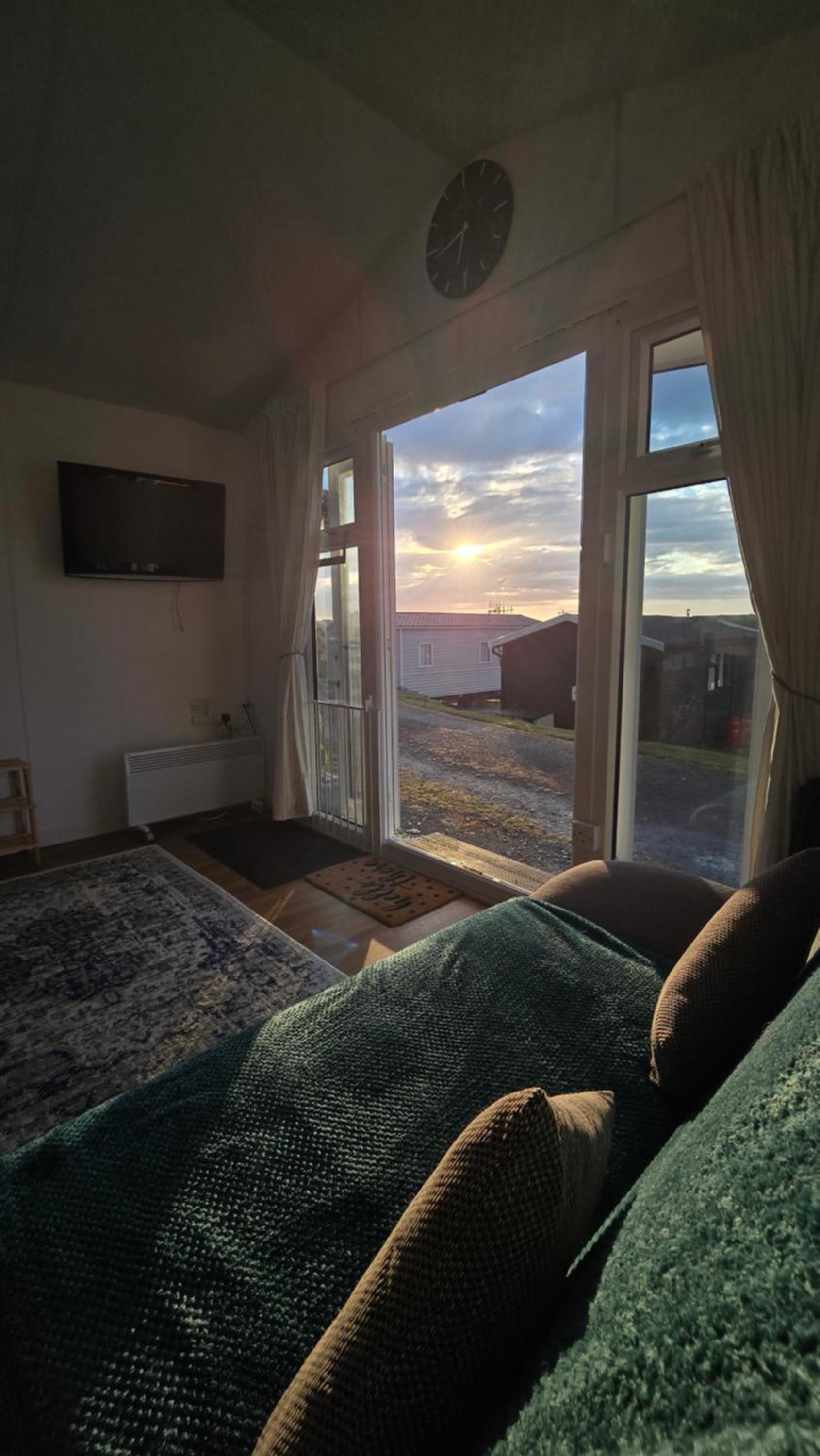 Welsh Bayview Retreat 2-Bed Caravan & 2-Bed Chalet at Clarach Bay Holiday Village