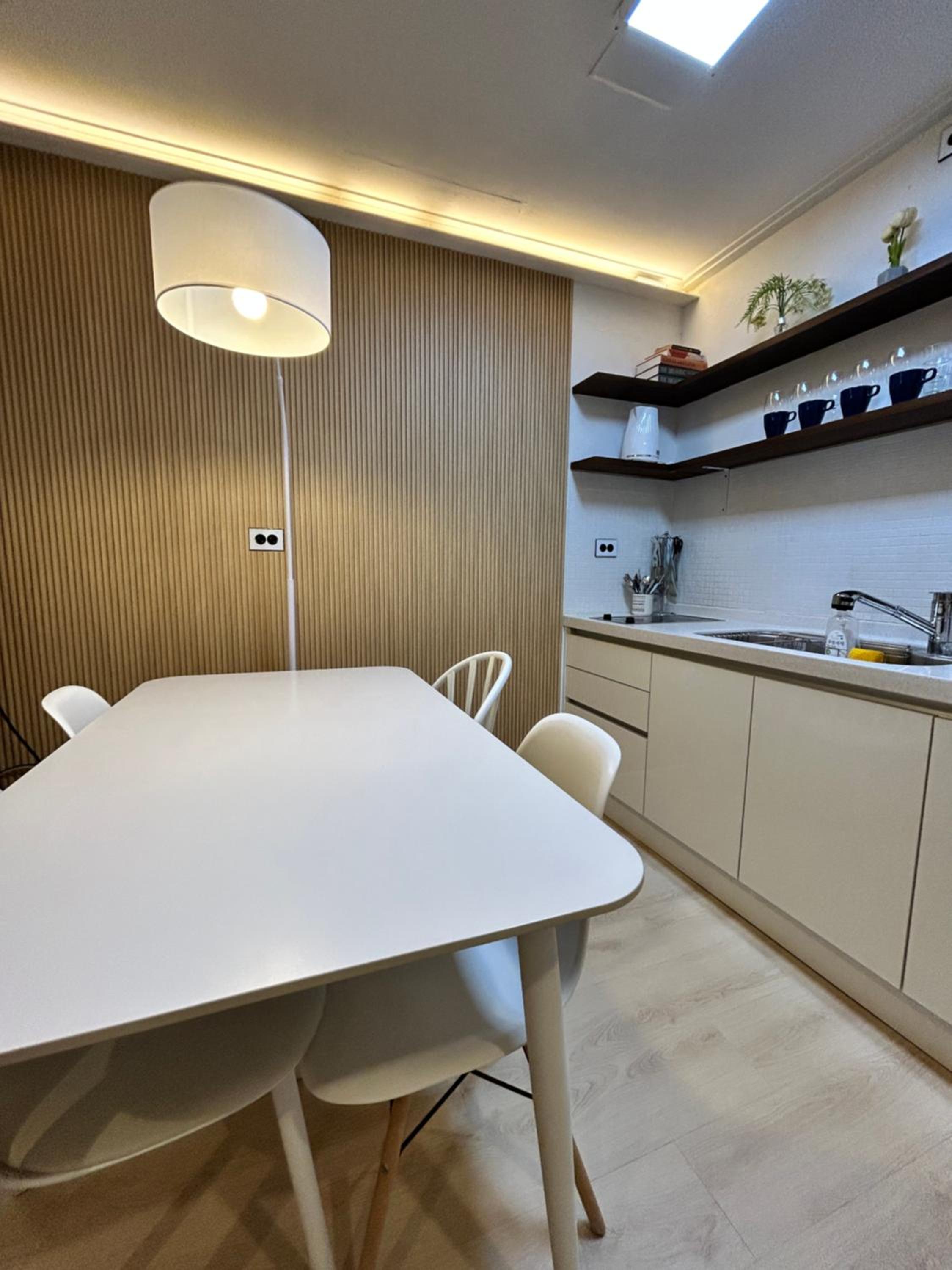 Direct Elevator to Hongik Univ Station, NEW by 13yr Superhost, Professionally Maintained